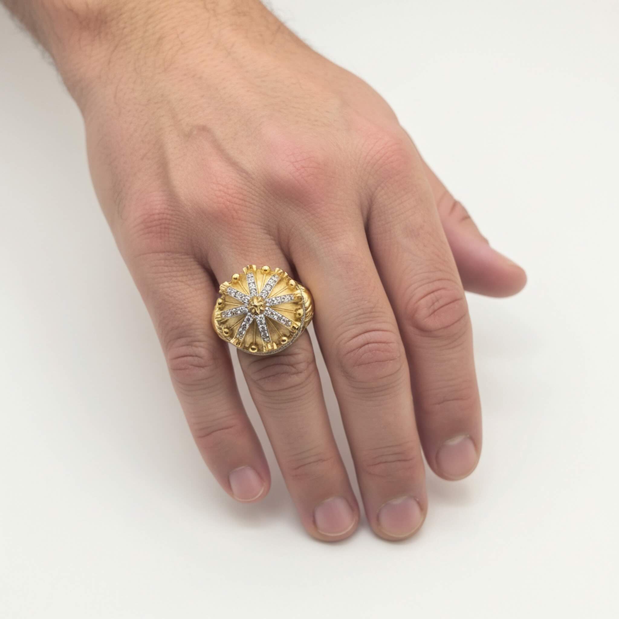 Anillo Corona Real de Oro 10K en vista superior, con diseño de corona y circonias que resaltan su acabado detallado uado popr modeloo joven.