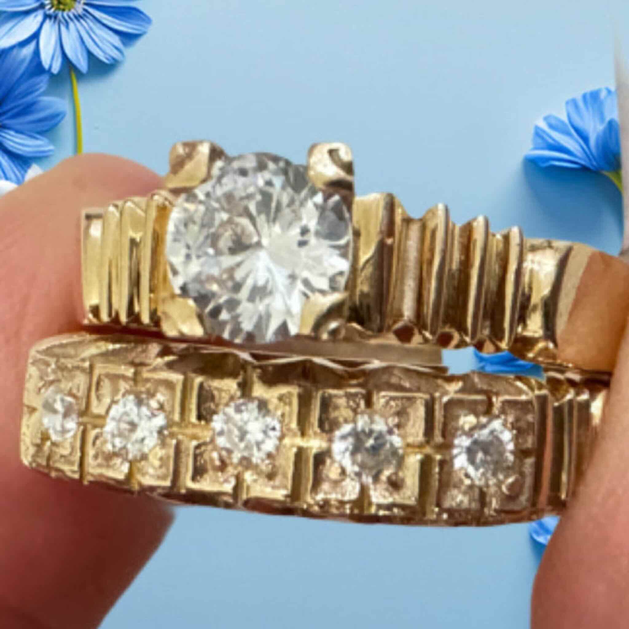Detalle de las circonias cúbicas del anillo de compromiso halo en Oro 14K de TuOro