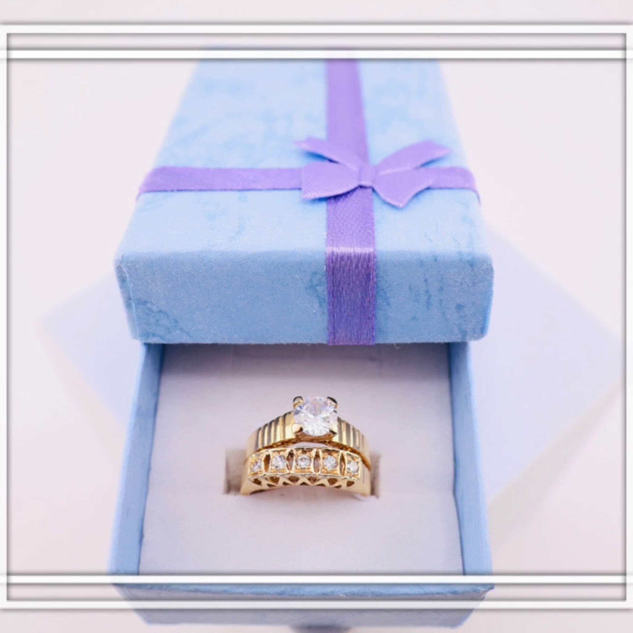 Anillo de compromiso halo en Oro 14K con circonia cúbica de 5.5 mm presentado en estuche elegante de TuOro