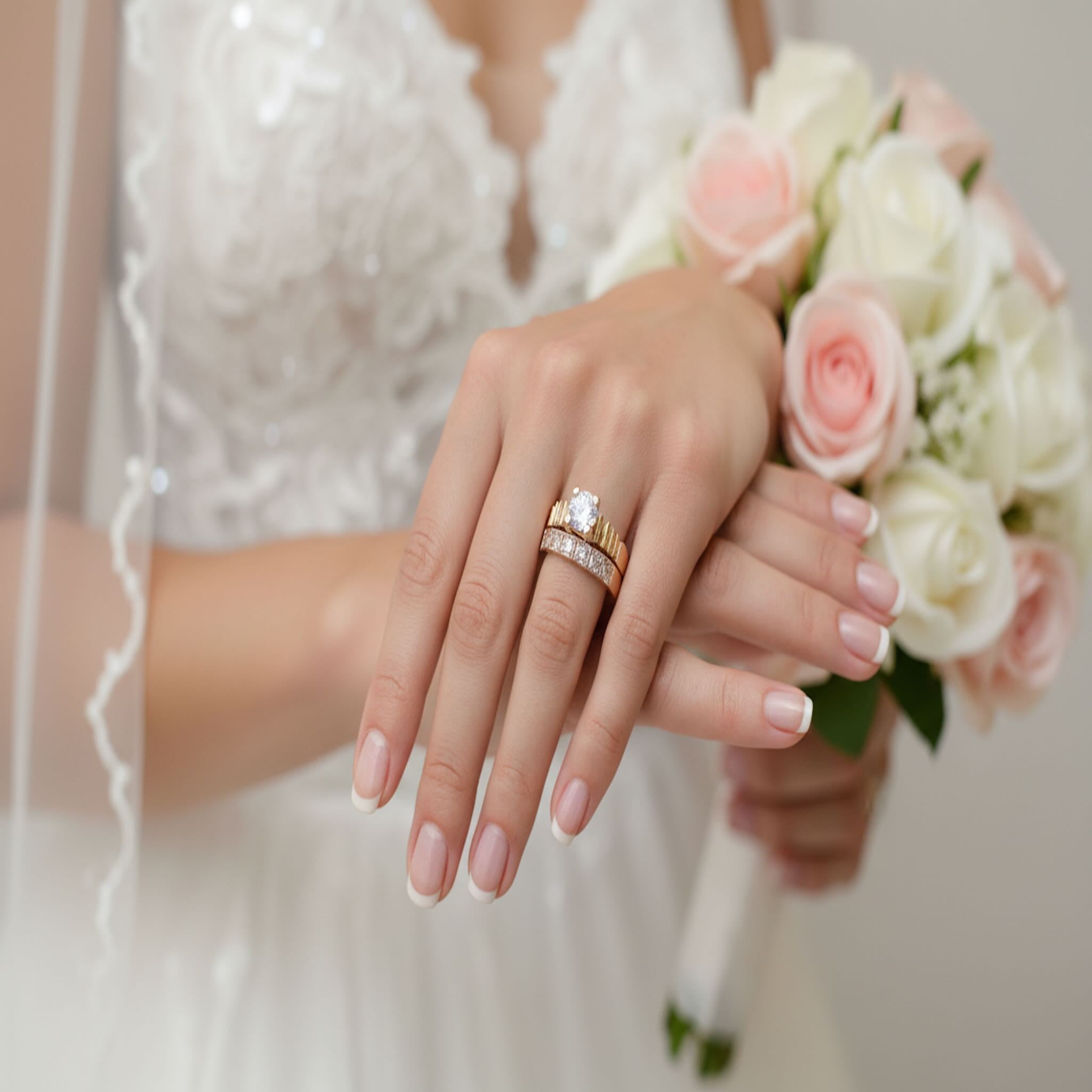 Anillo de compromiso halo en Oro 14K con circonia cúbica de 5.5 mm en mano, diseño elegante de TuOro