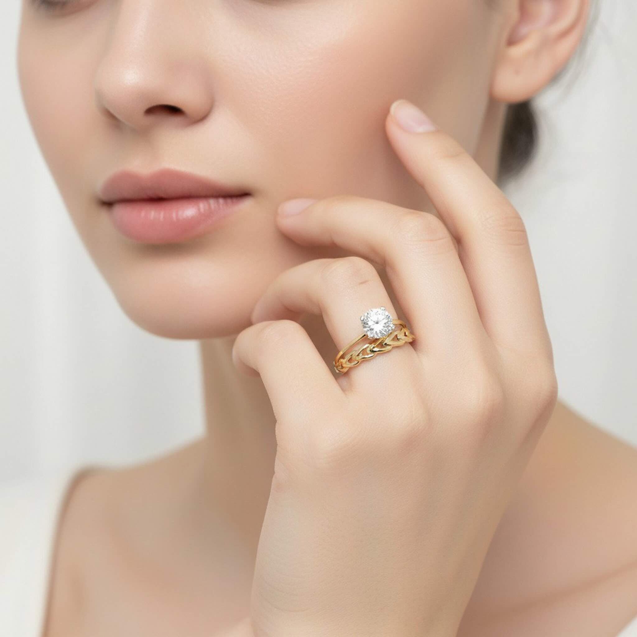 anillo de compromiso solitario de aro dividido en Oro 14K 6 mm detalle lateral trenzado usado por modelo TuOro