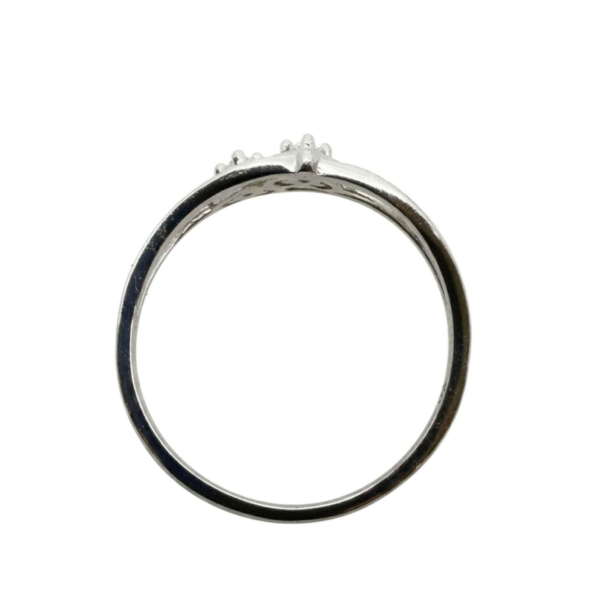 Vista lateral del Anillo Doble Corazón en Plata 925 con Rodio y circonias blancas de TuOro