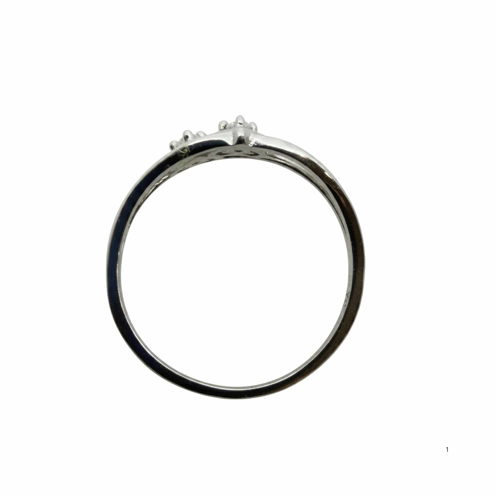 Vista lateral del Anillo Doble Corazón en Plata 925 TuOro bañado en rodio con diseño delicado y acabado pulido