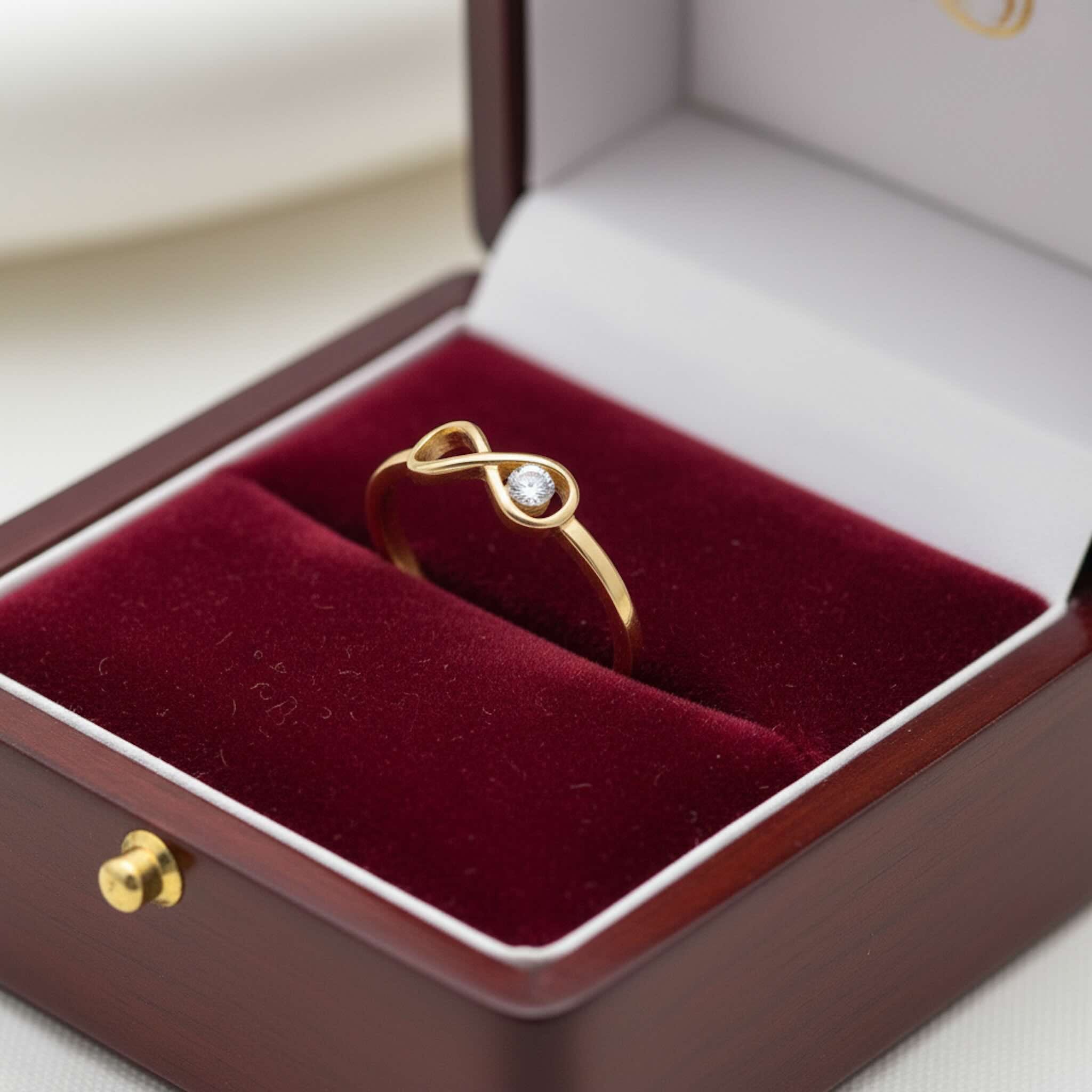 Anillo fino en Oro 14K con símbolo infinito y circonia brillante presentado en estuche elegante, pieza de la colección Anillos Finos en Oro 14K de TuOro.