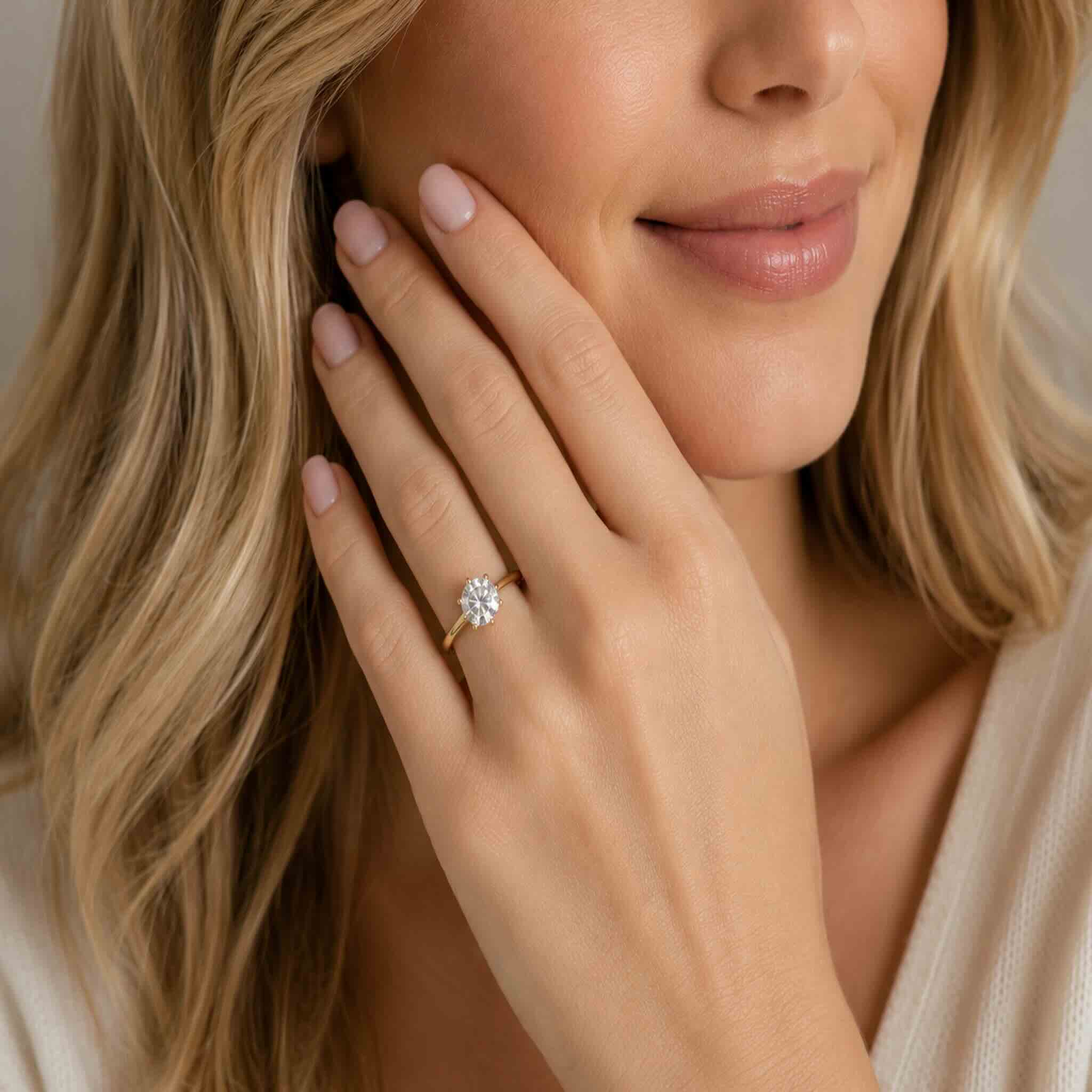 Anillo de Oro 10K para Mujer con Circonia TuOro® lucido en el dedo anular, mostrando el brillo de su piedra central.