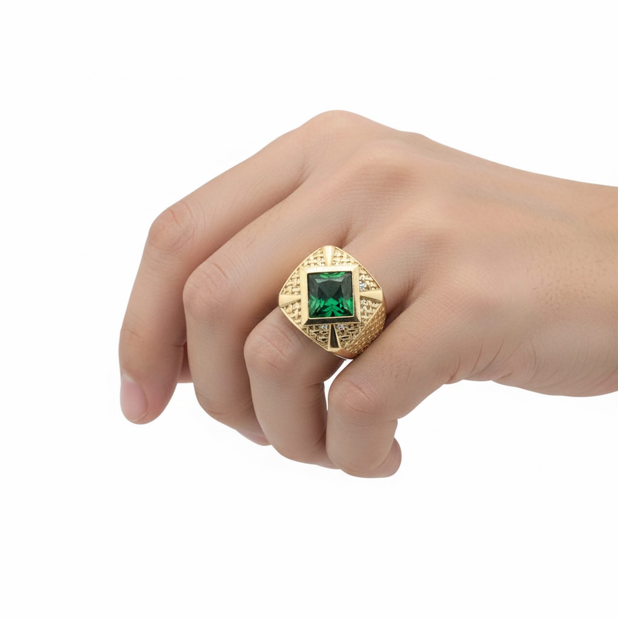Anillo con circonia verde cuadrada en Oro 14K estilo sello mostrado en mano - TuOro
