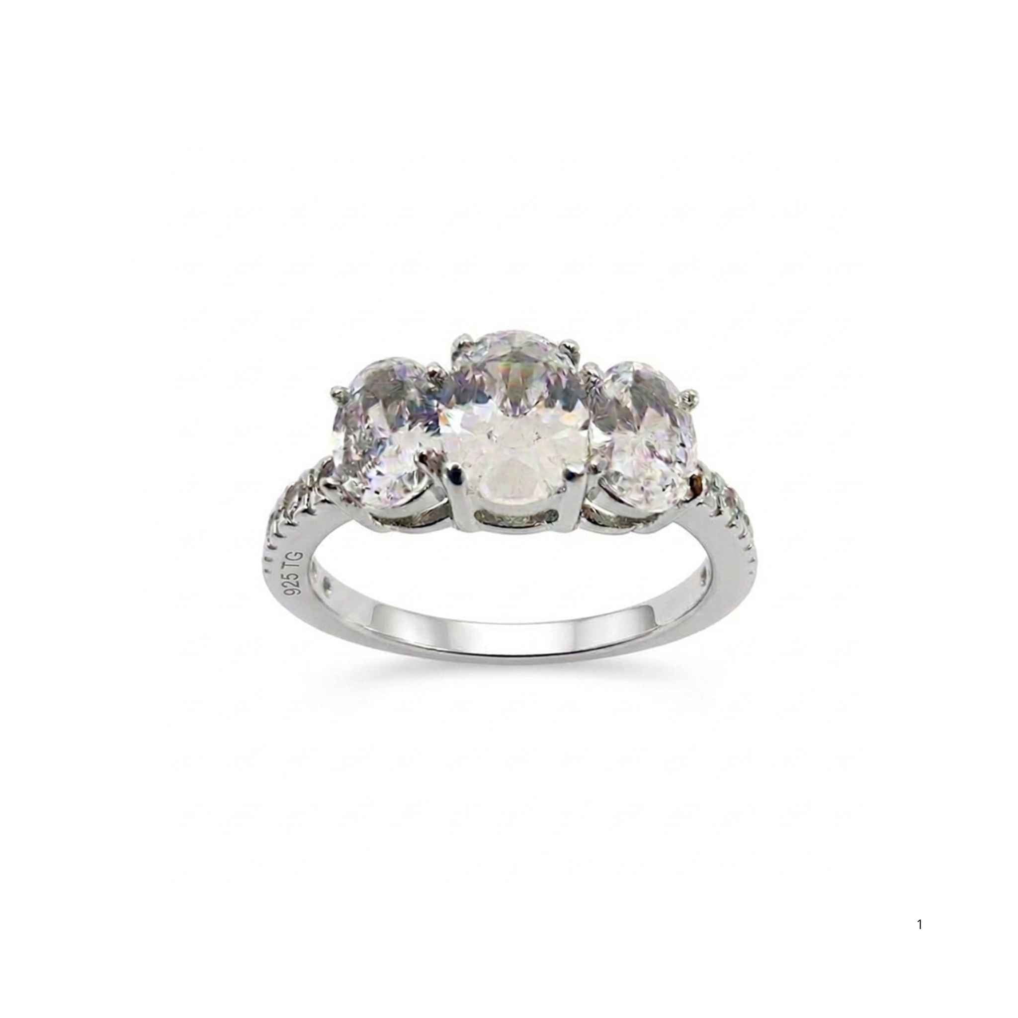 Anillo de promesa tres piedras ovaladas de Plata 925 con circonias de alto brillo y acabado de rodio sobre fondo blanco de TuOro