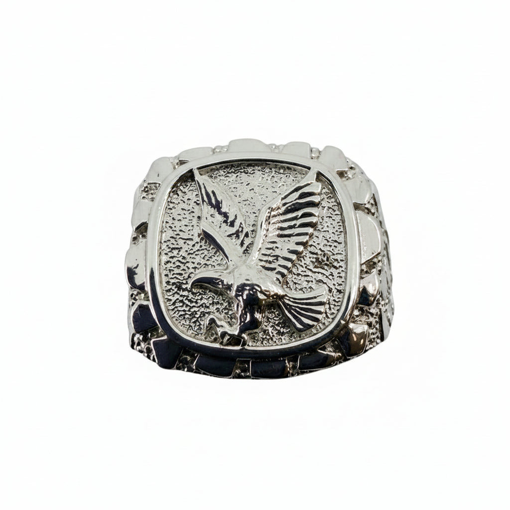 Vista frontal del Anillo de Sello con Águila de Plata 925 con águila grabada en relieve y acabado brillante con rodio.
