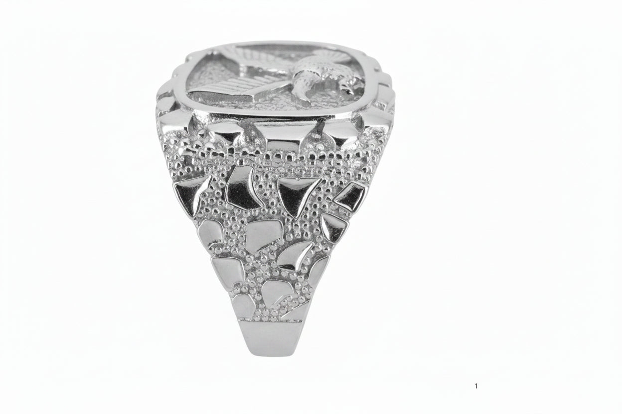 Vista lateral del Anillo de Sello con Águila de Plata 925 con detalles texturizados en los costados y acabado brillante con rodio.