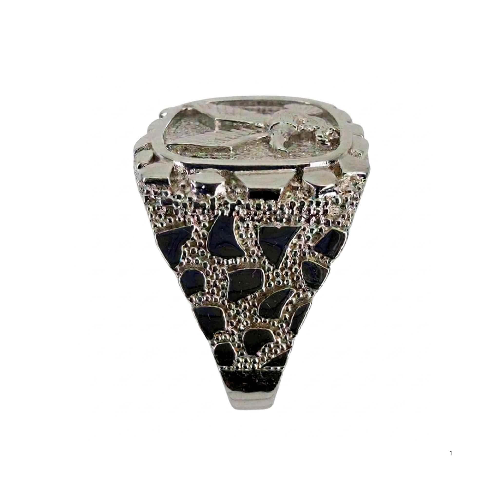 Vista lateral del Anillo de Sello con Águila de Plata 925 con detalles texturizados en los costados y acabado brillante con rodio.