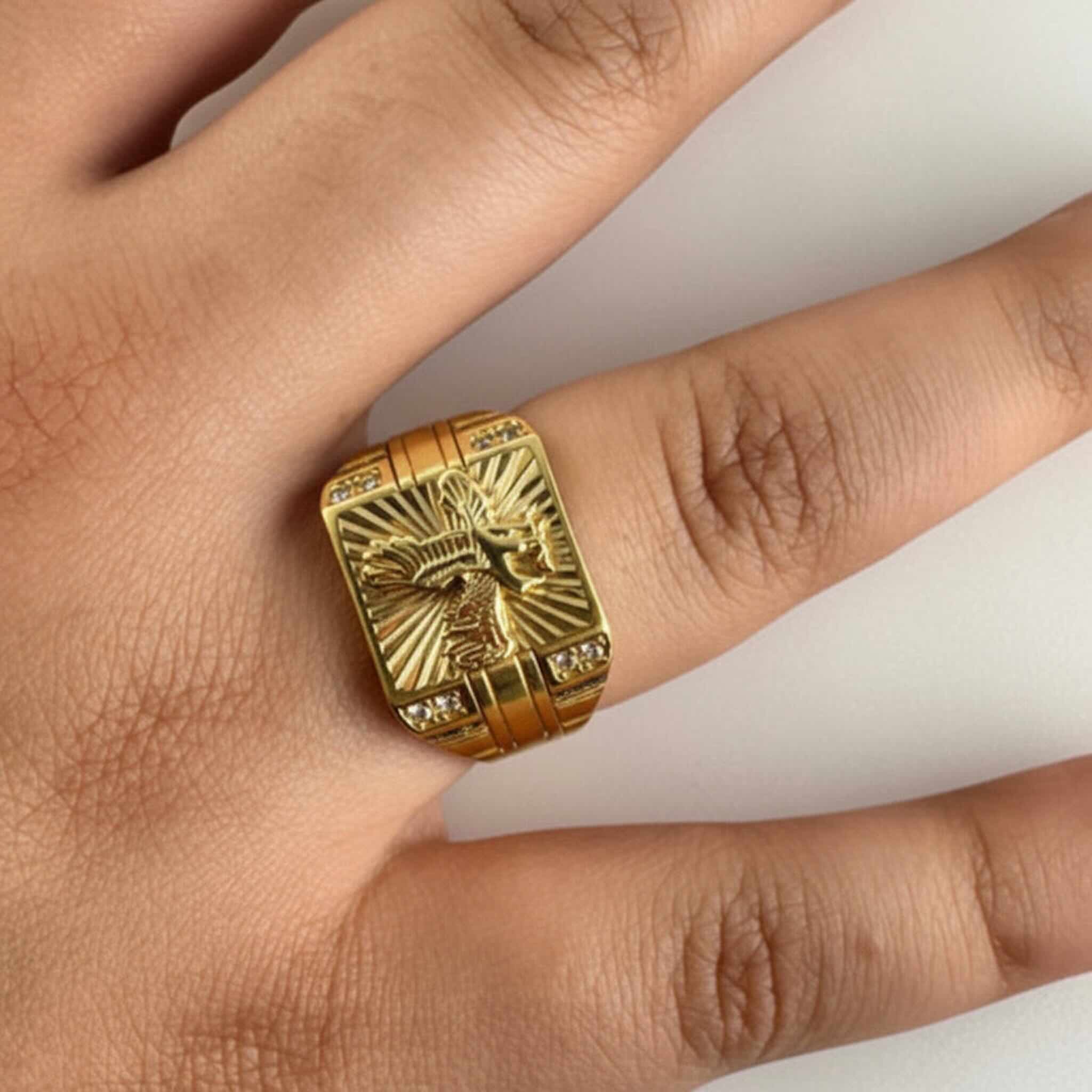 Anillo de sello clásico en Oro 14K con águila en relieve mostrado en mano de TuOro