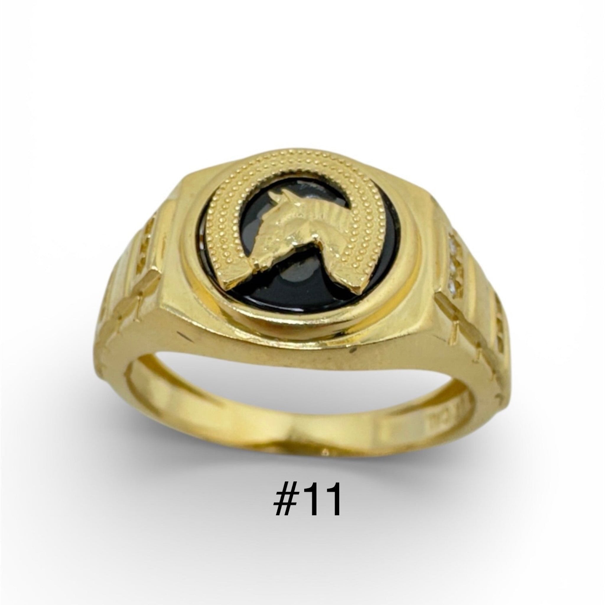 Anillo de sello clásico en Oro 14K con galería y diseño de herradura abstracta sobre ónix talla 11 de TuOro