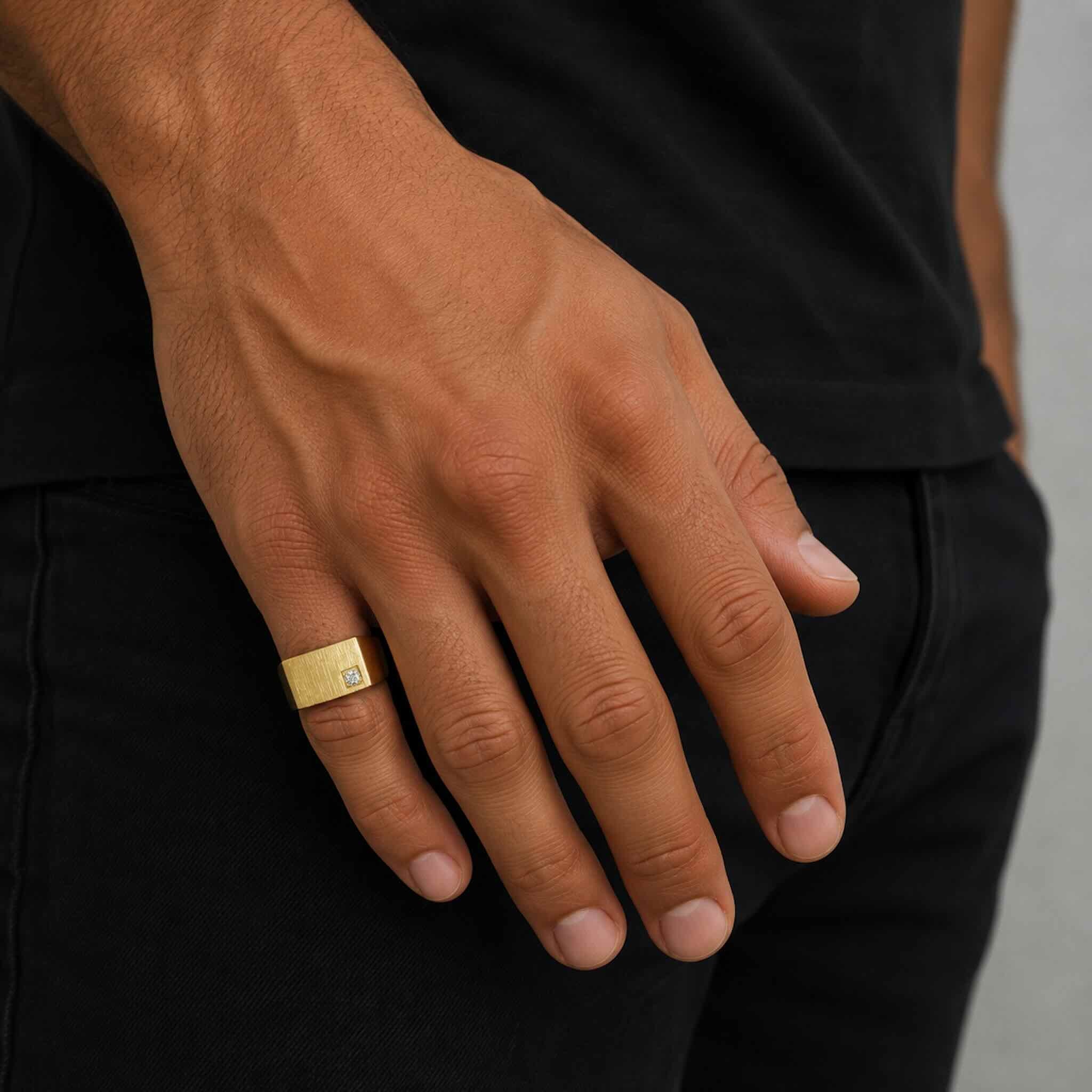 Hombre joven luciendo Anillo de Sello para Meñique en Oro 10K con Circonia TuOro®, con acabado brillante y estilo elegante.