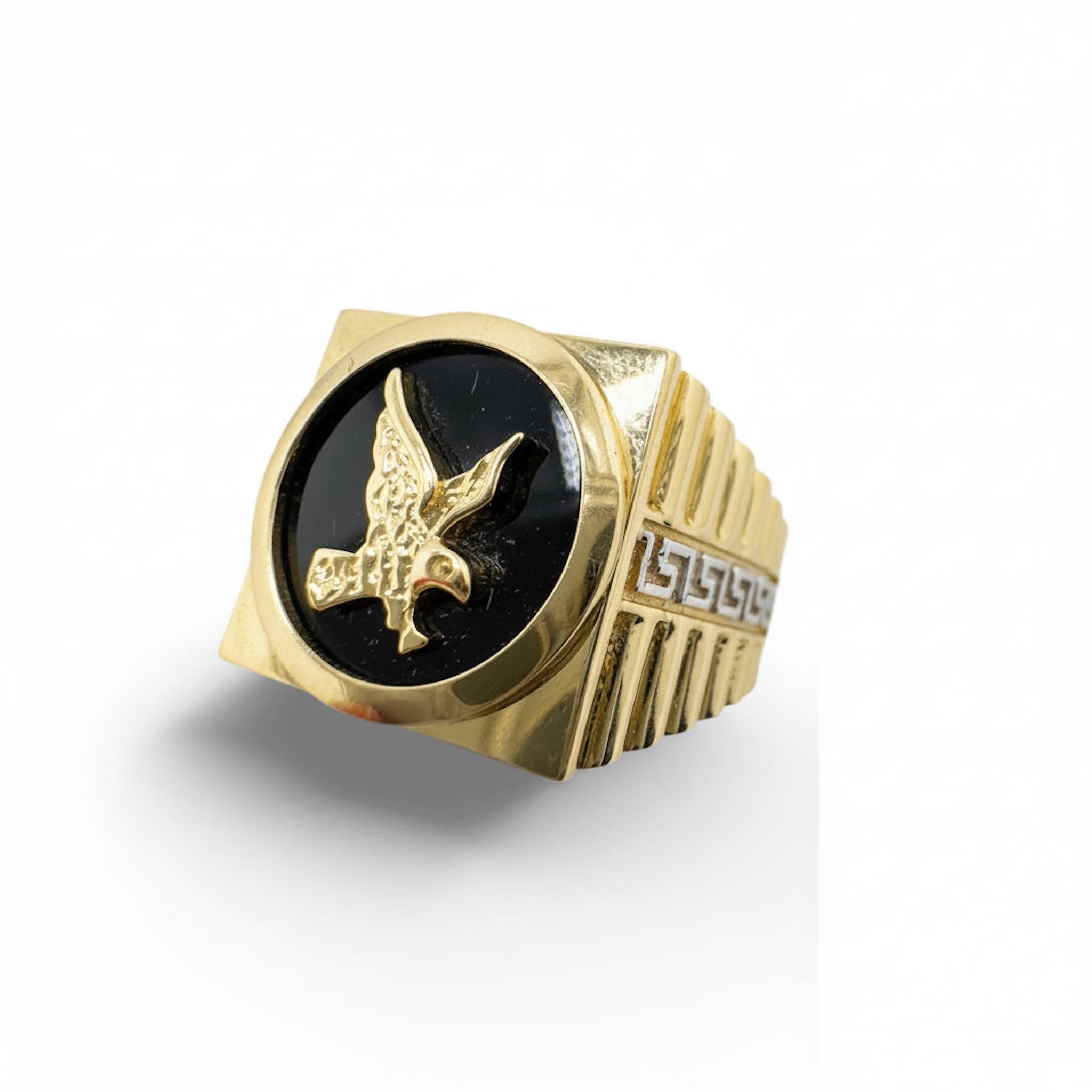 Anillo sello de Oro 14K con diseño de águila sobre ónix negro, vista lateral, TuOro