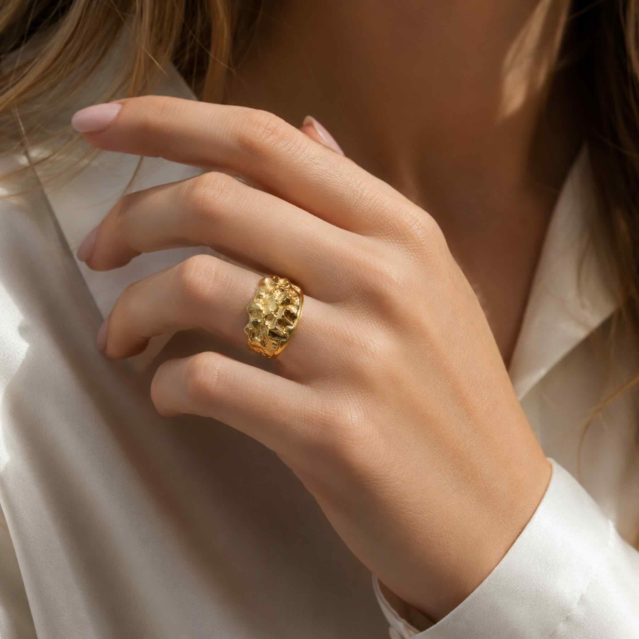 Mujer luciendo el Anillo Texturizado de Plata 925 Dorada con elegante acabado brillante de TuOro.