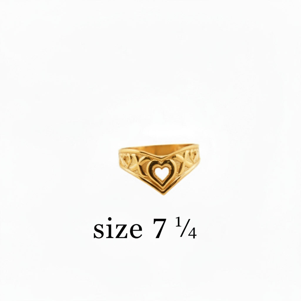 Anillo tipo sello con corazón grabado en Oro 14K talla 7.5 de TuOro, diseño elegante y moderno para mujer