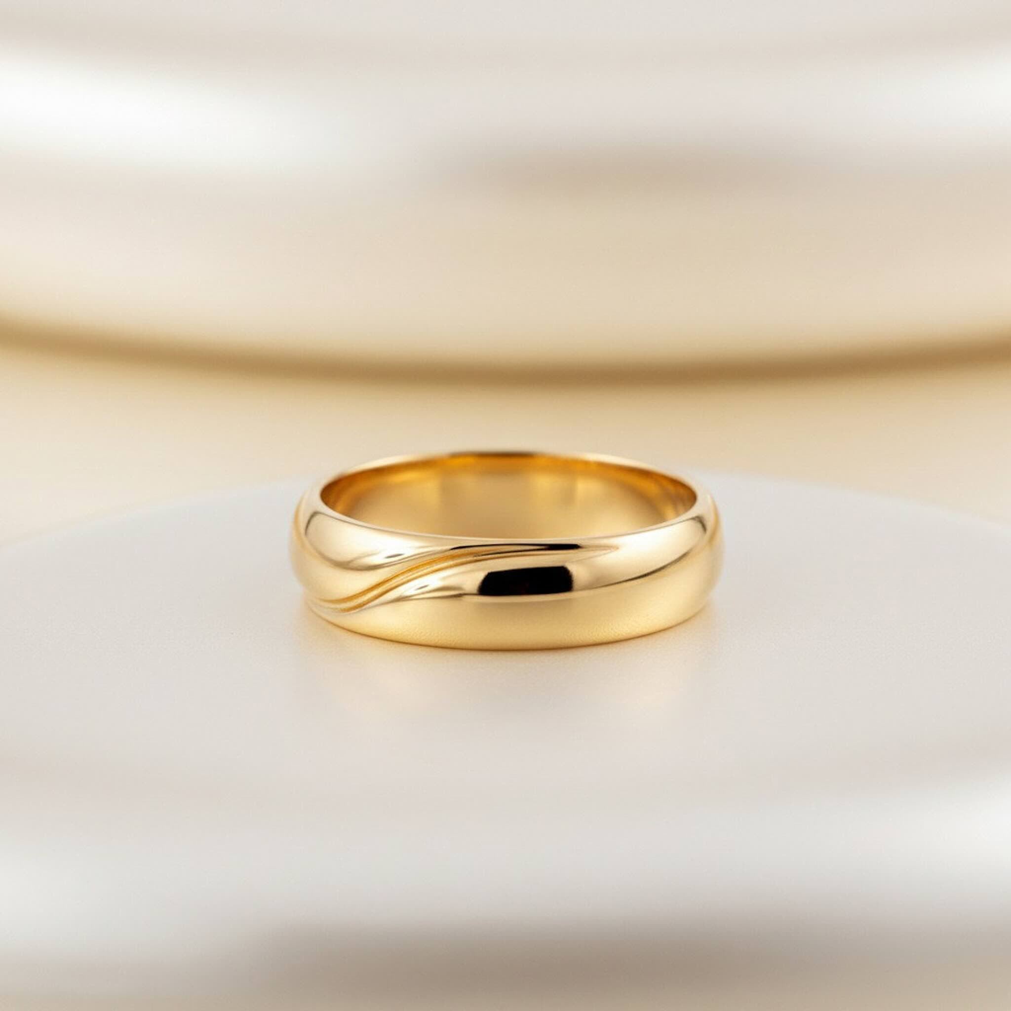 Anillos biselados de Oro 14K 6 mm de TuOro vista lateral, resaltando grosor de 6 mm y diseño biselado