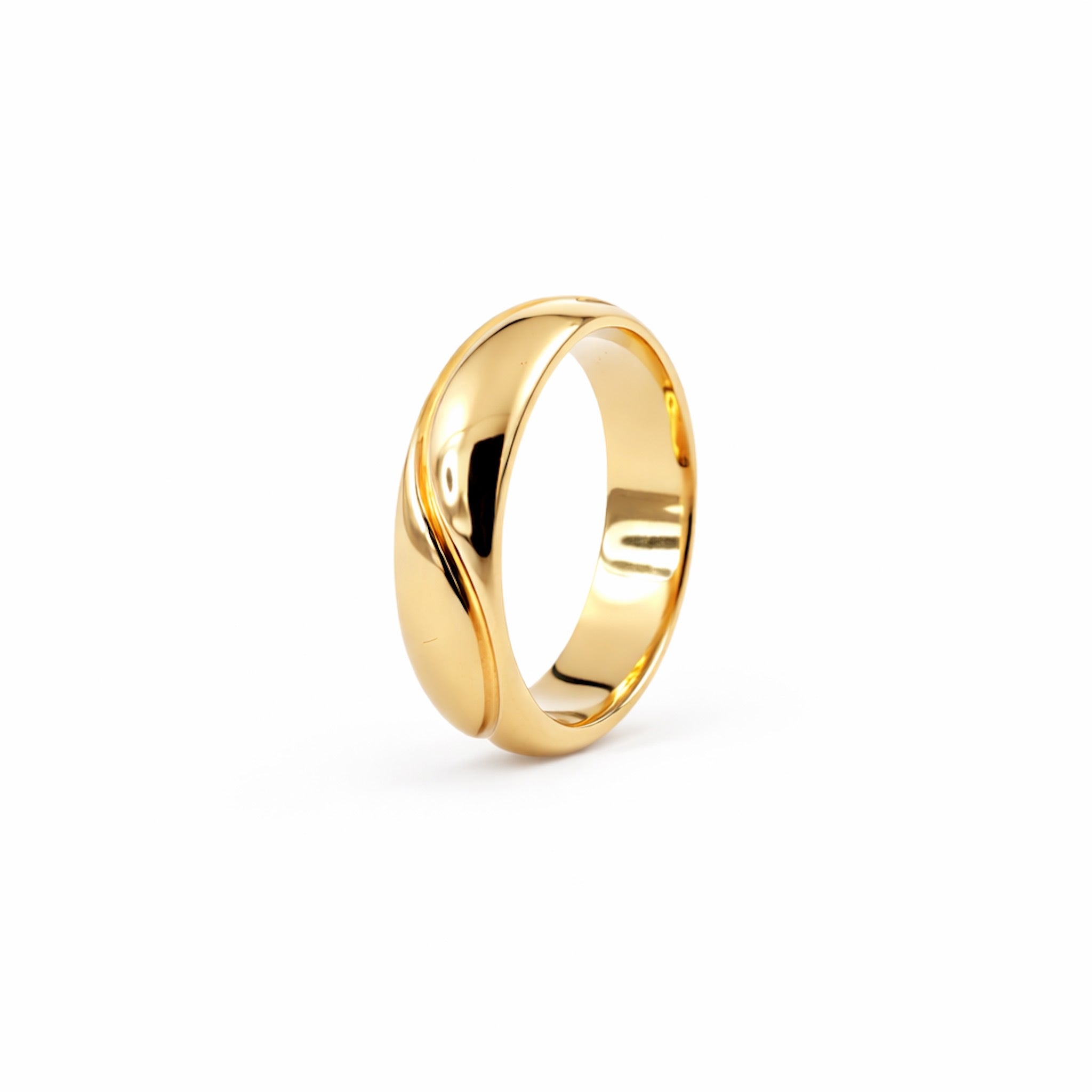 Anillos biselados de Oro 14K 6 mm de TuOro en fondo blanco, diseño elegante con acabado pulido brillante