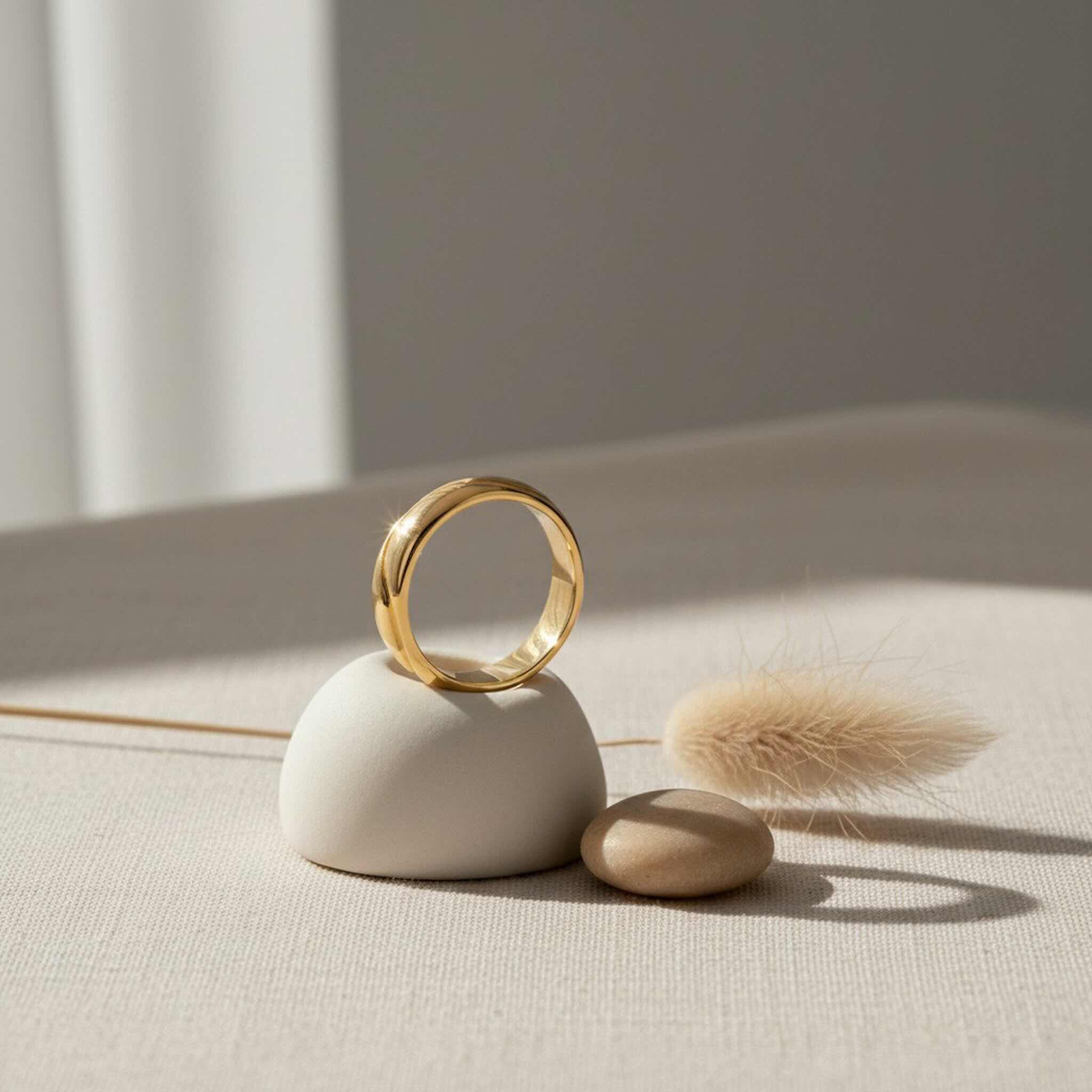 Anillos biselados de Oro 14K 6 mm de TuOro en escena elegante minimalista, estilo premium y presentación de lujo