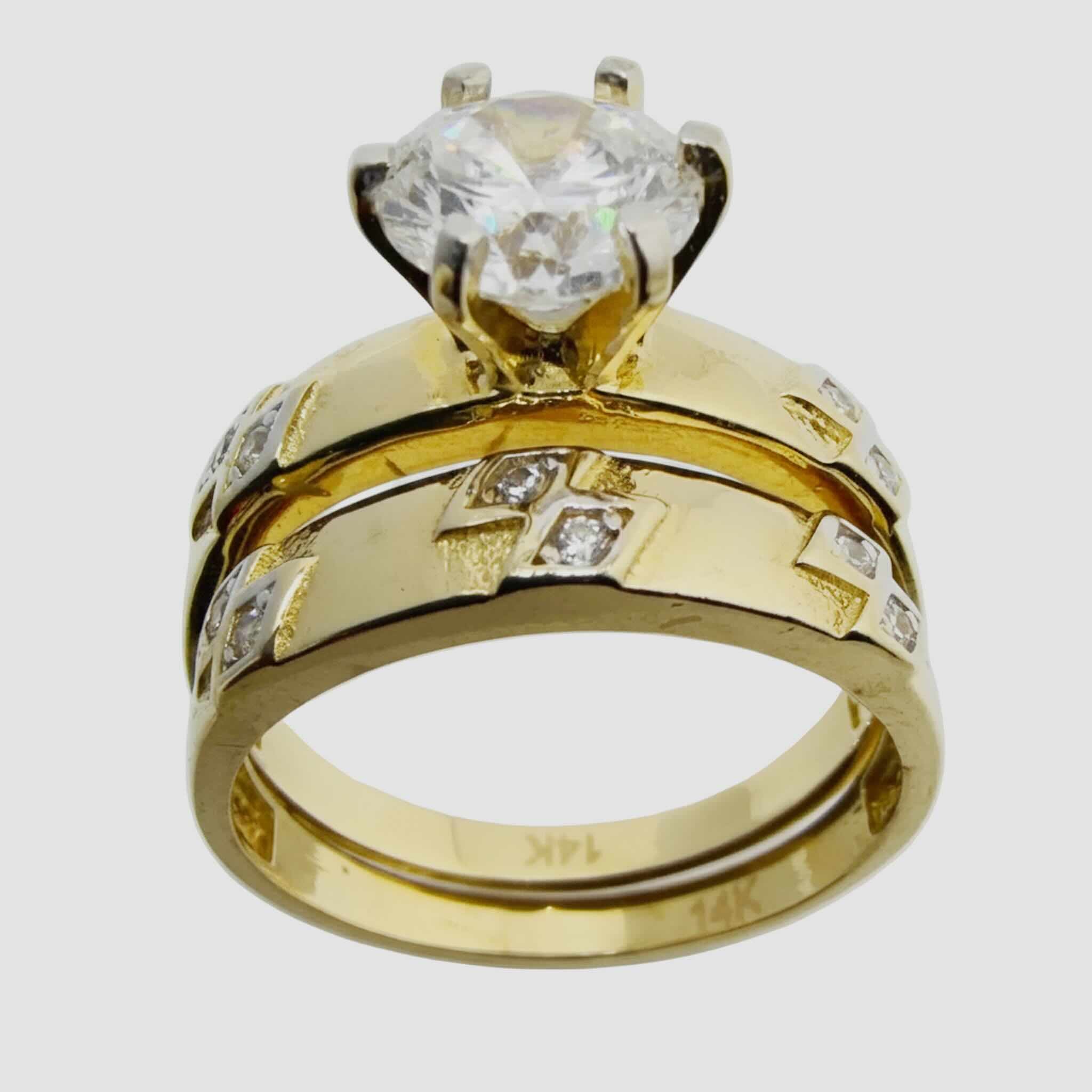 Anillo de compromiso moderno en Oro 14K con diseño geométrico y circonias, vista lateral elegante TuOro