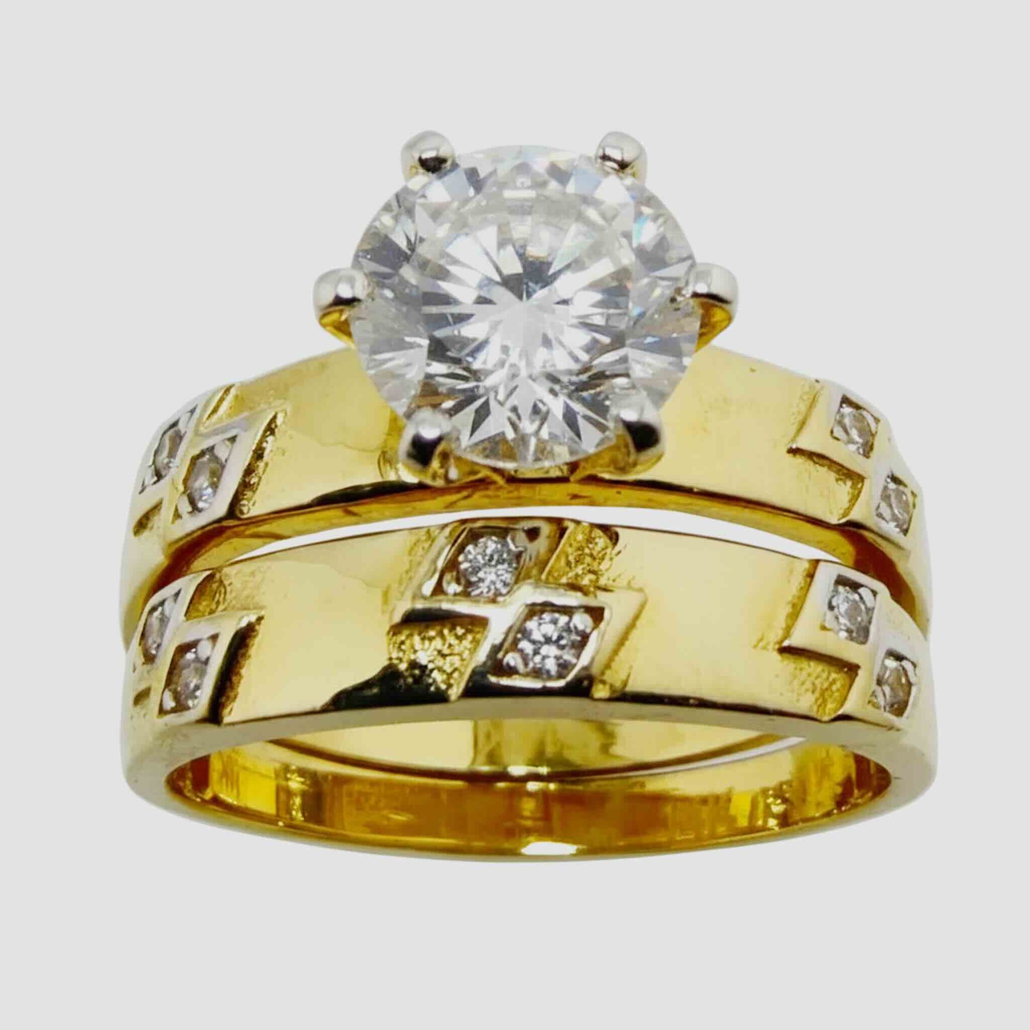 Anillo de compromiso moderno en Oro 14K con diseño geométrico brillante y piedra central, vista frontal TuOro