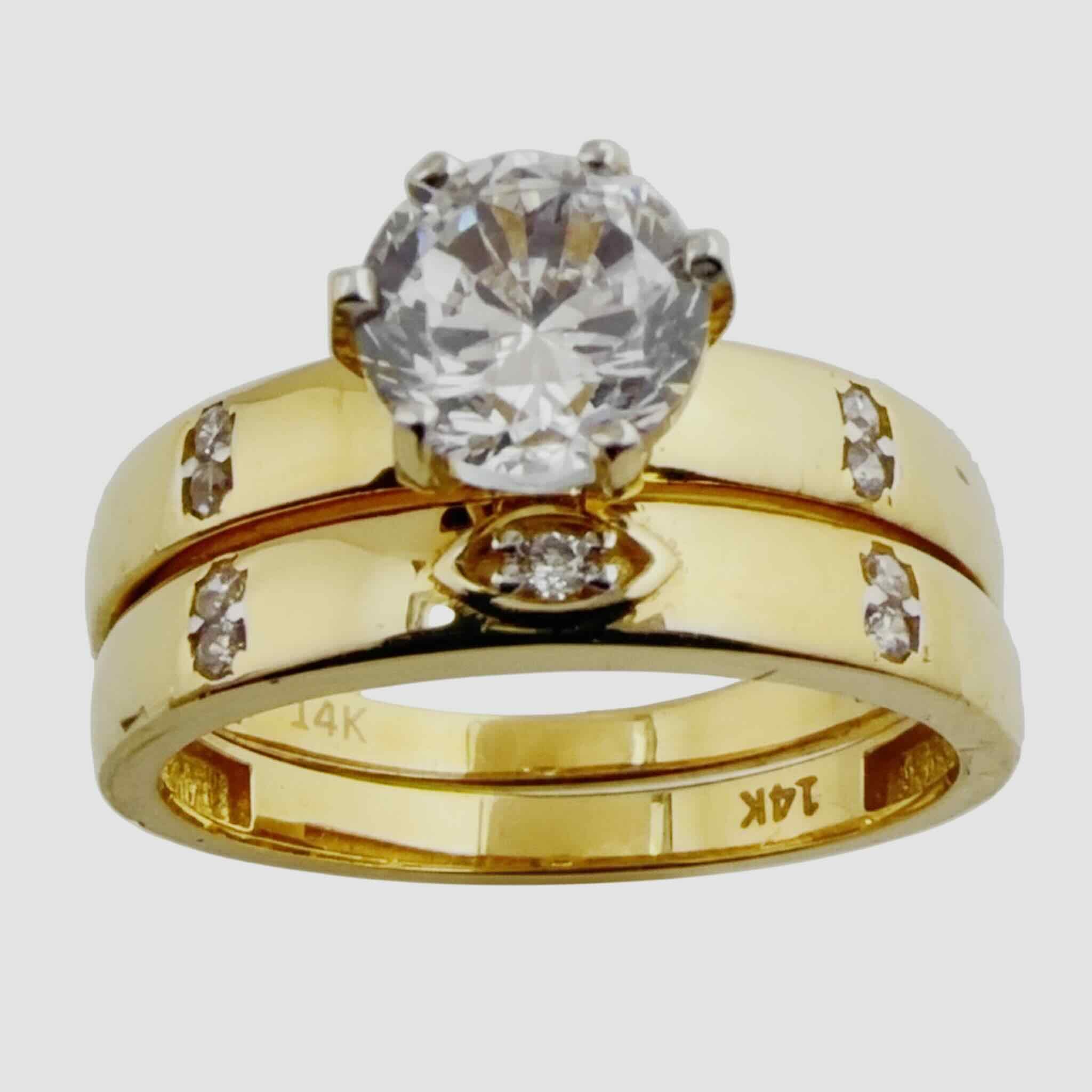Anillo de compromiso moderno en Oro 14K diseño liso con detalles laterales de circonia, vista frontal TuOro
