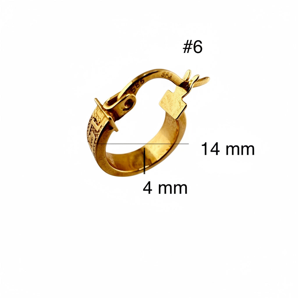 Arete argollita para niños en oro 14K, diseño meandro con patrón geométrico clásico. Medidas: 14 mm de diámetro y 4 mm de grosor. Elegante, seguro y perfecto como regalo infantil o para uso diario.
