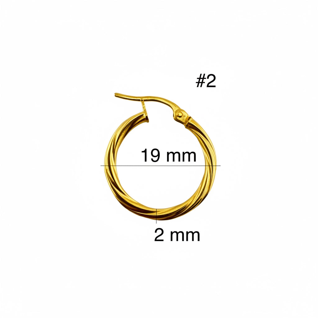 Arete argollita para niños en oro 14K, diseño de tres aros torcidos lisos. Medidas: 19 mm de diámetro y 2 mm de grosor. Argollita segura, elegante y cómoda para uso diario.