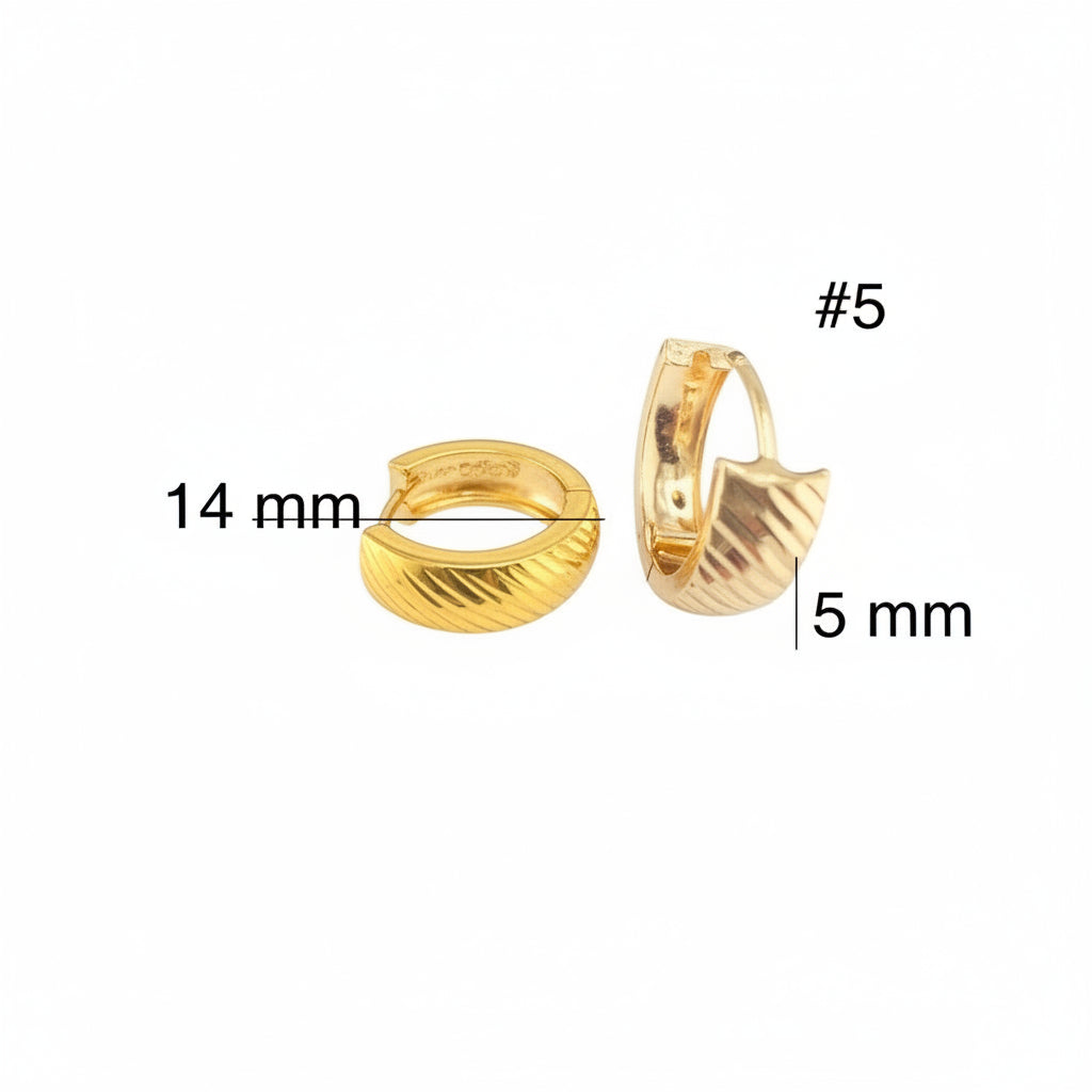 Arete huggie corto en oro amarillo 14K con diseño de corte diagonal, tamaño 5 mm x 14 mm