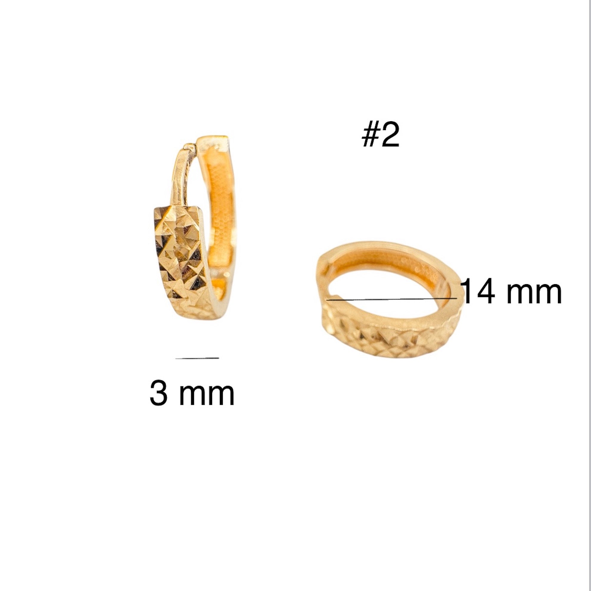 Arete huggie corto en oro 14K con acabado diamantado completo, diseño mini de 3 mm x 14 mm

