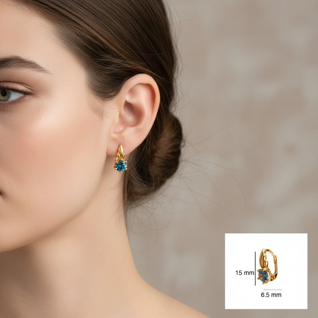 Arete corto de oro 14K con piedra azul brillante, diseño curvo liso y cierre de presión, con dimensiones de 15 mm de alto por 6.5 mm de ancho.  TuOro.

