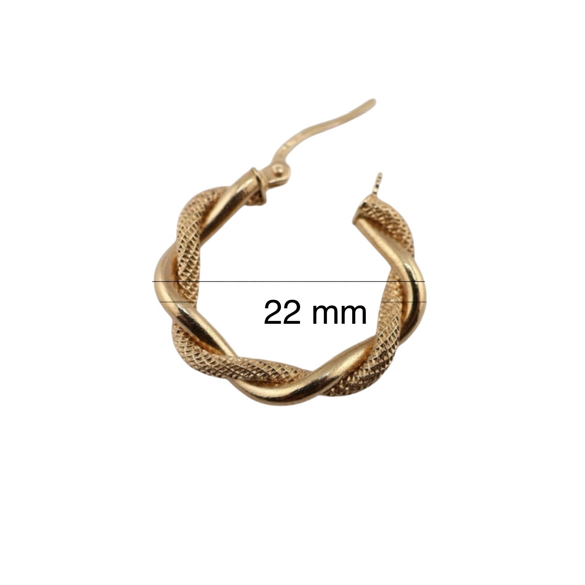 Arete individual de oro 14K con diseño torcido de acabado liso y satinado, diámetro de 22 mm, imagen de referencia de tamaño de Joyería TuOro


