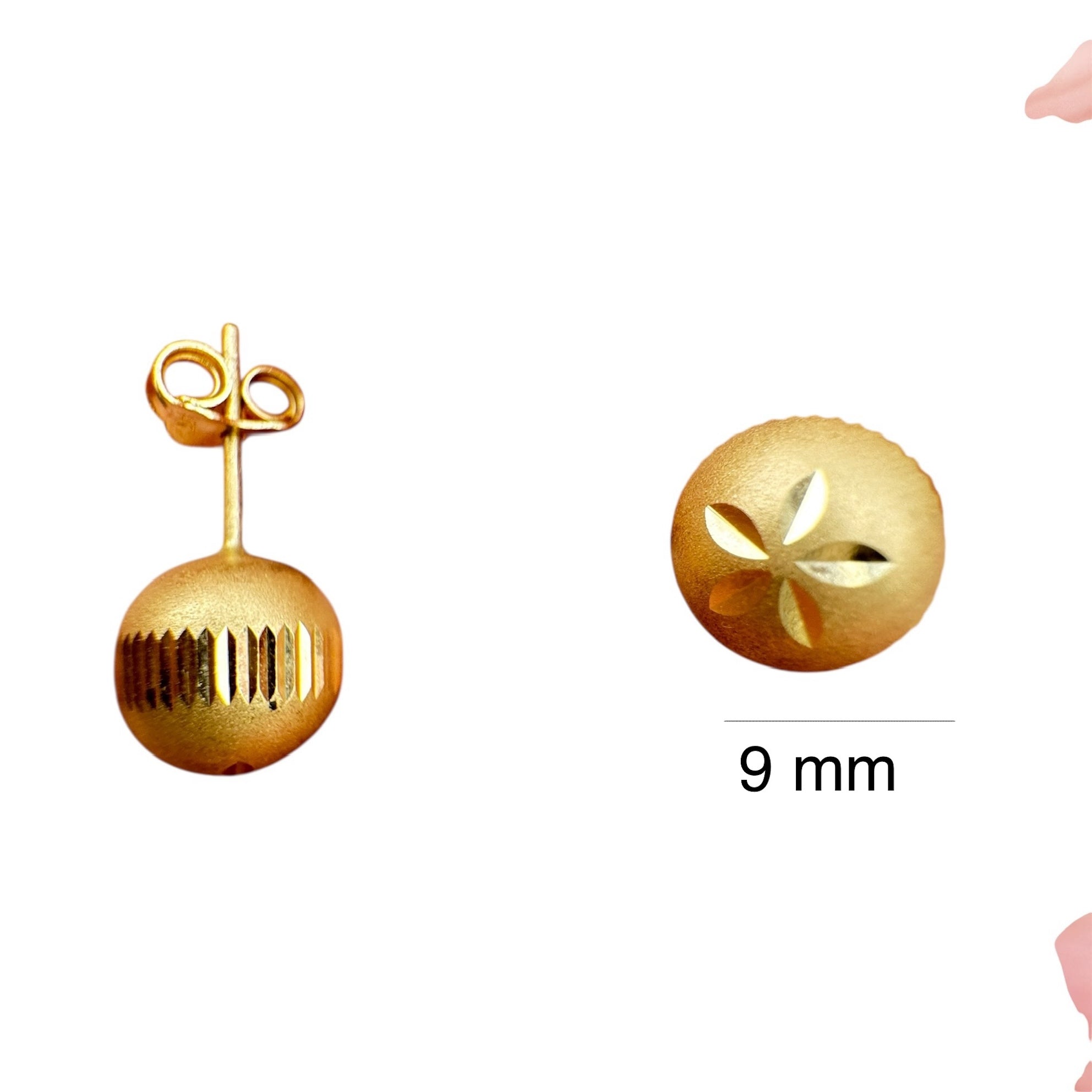 Arete de oro 14K en forma de esfera satinada con delicado grabado floral y detalles calados, diámetro de 9 mm, diseño elegante y artesanal