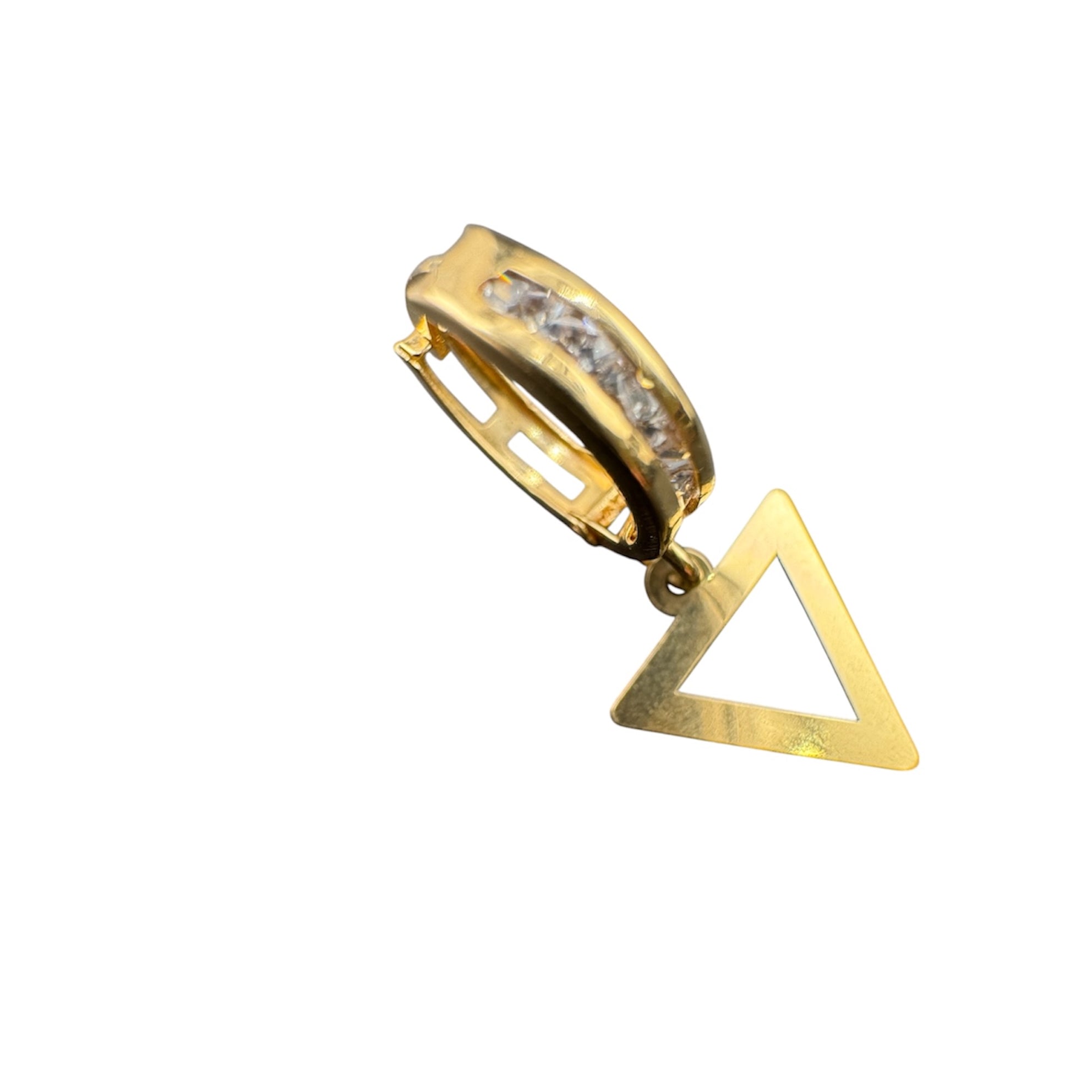 Detalle lateral de arete mediano huggie en oro 14K con dije de triángulo y broche seguro decorado con circonias

