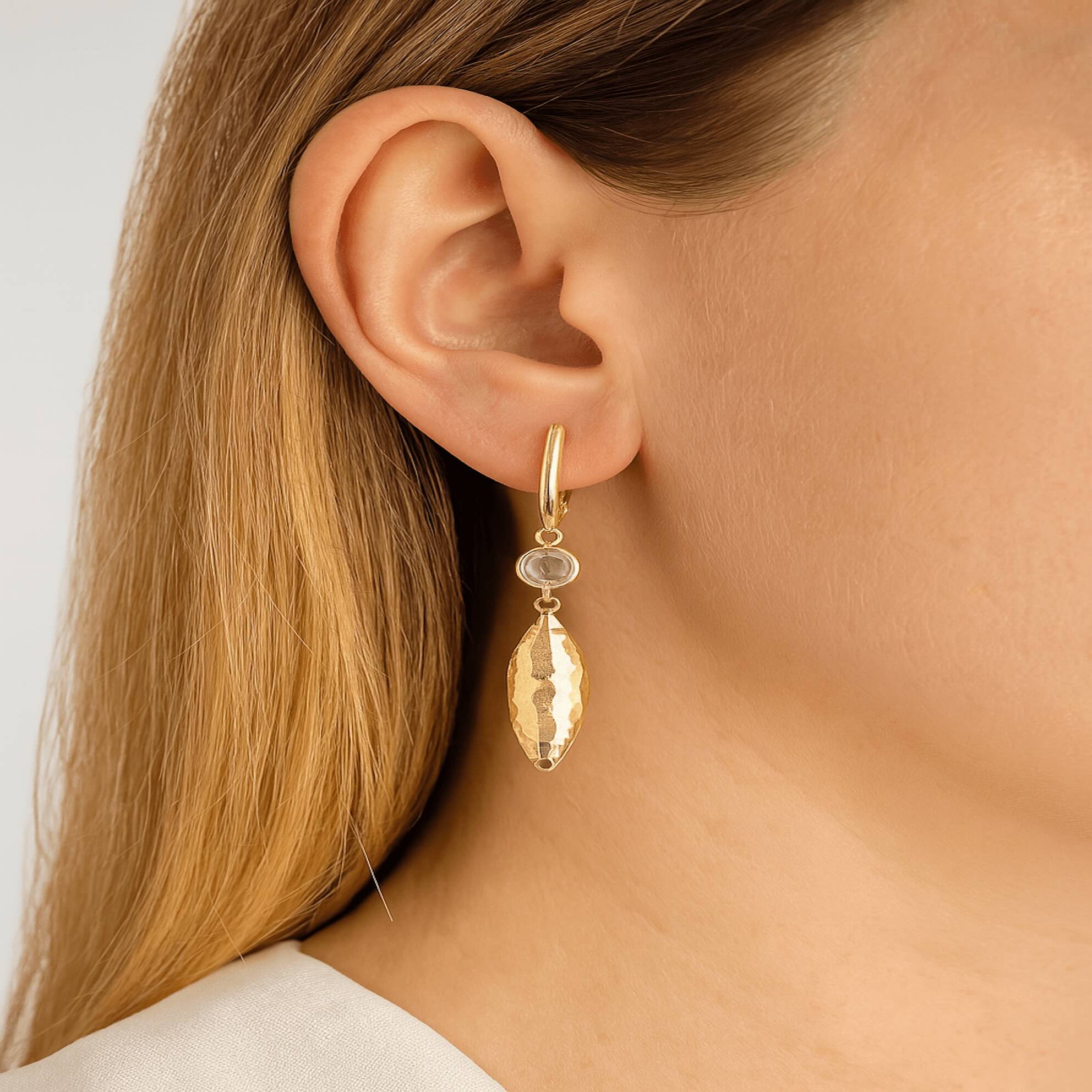 Arete largo con cierre catalán en oro 14k diseño colgante de lágrima martillada con circonia redonda mostrado en modelo
