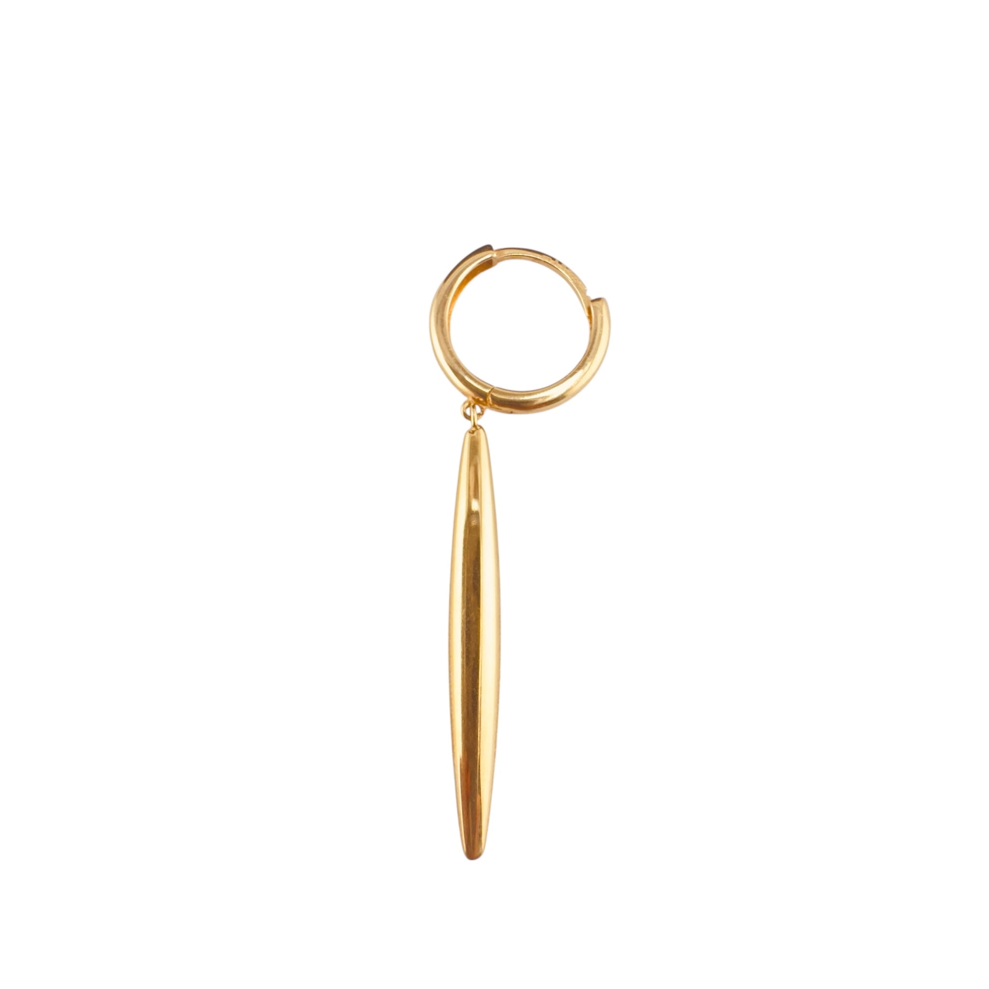 Vista individual de arete largo huggie en oro 14K con diseño tipo espiga, elegante y moderno para destacar cualquier look

