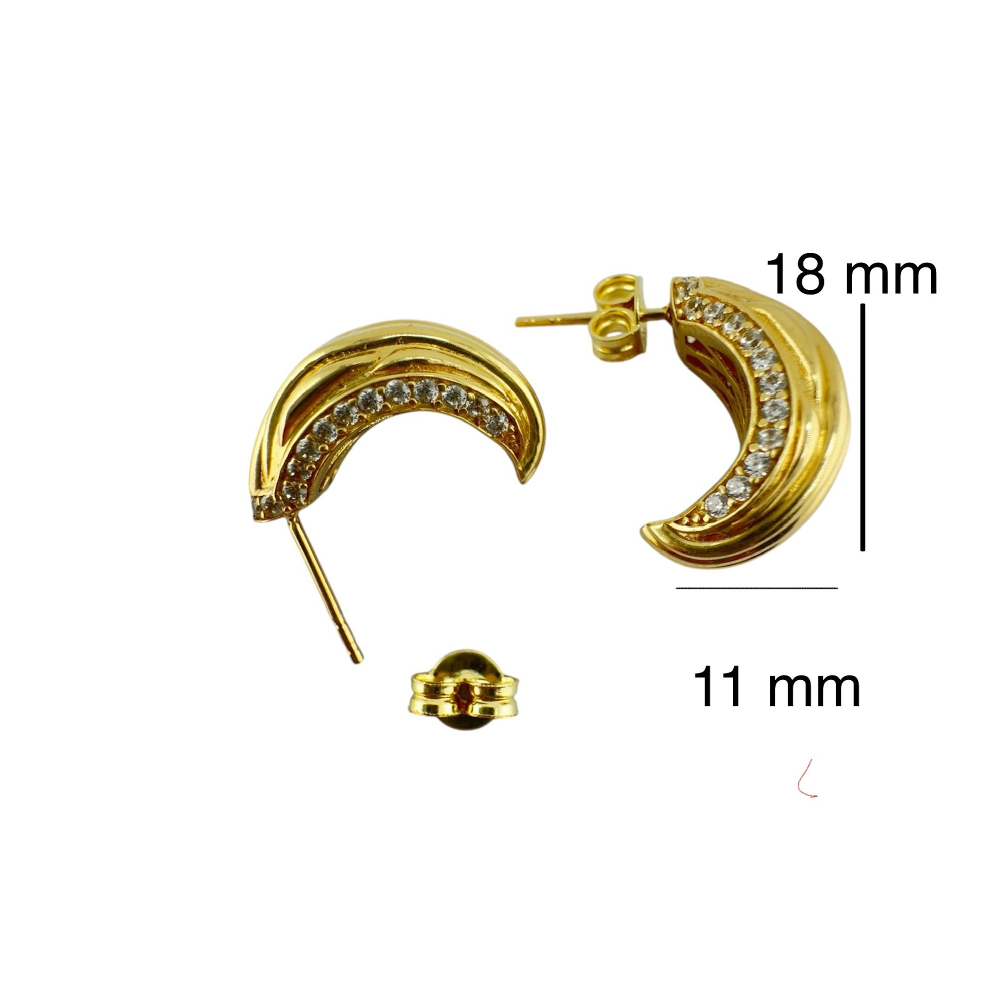 Arete de oro 14K con diseño de media luna adornada con circonias brillantes, mostrado con medidas exactas de 18 mm de alto por 11 mm de ancho para referencia visual

