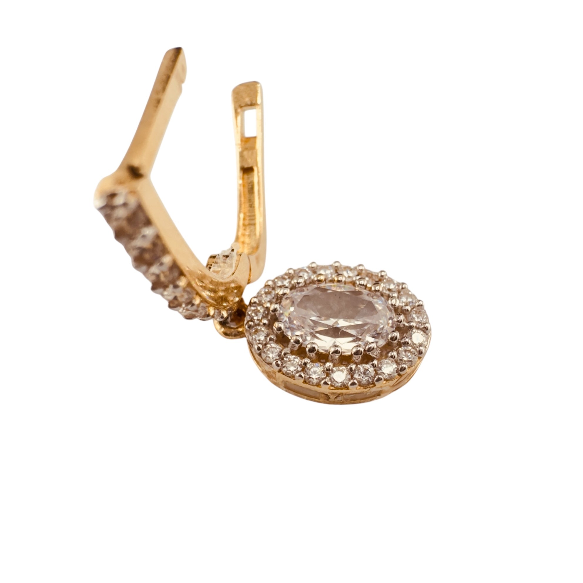 Arete mediano en oro 14K con cierre catalán, circonia ovalada central rodeada de halo de circonias brillantes, diseño sofisticado y versátil para realzar cualquier look.