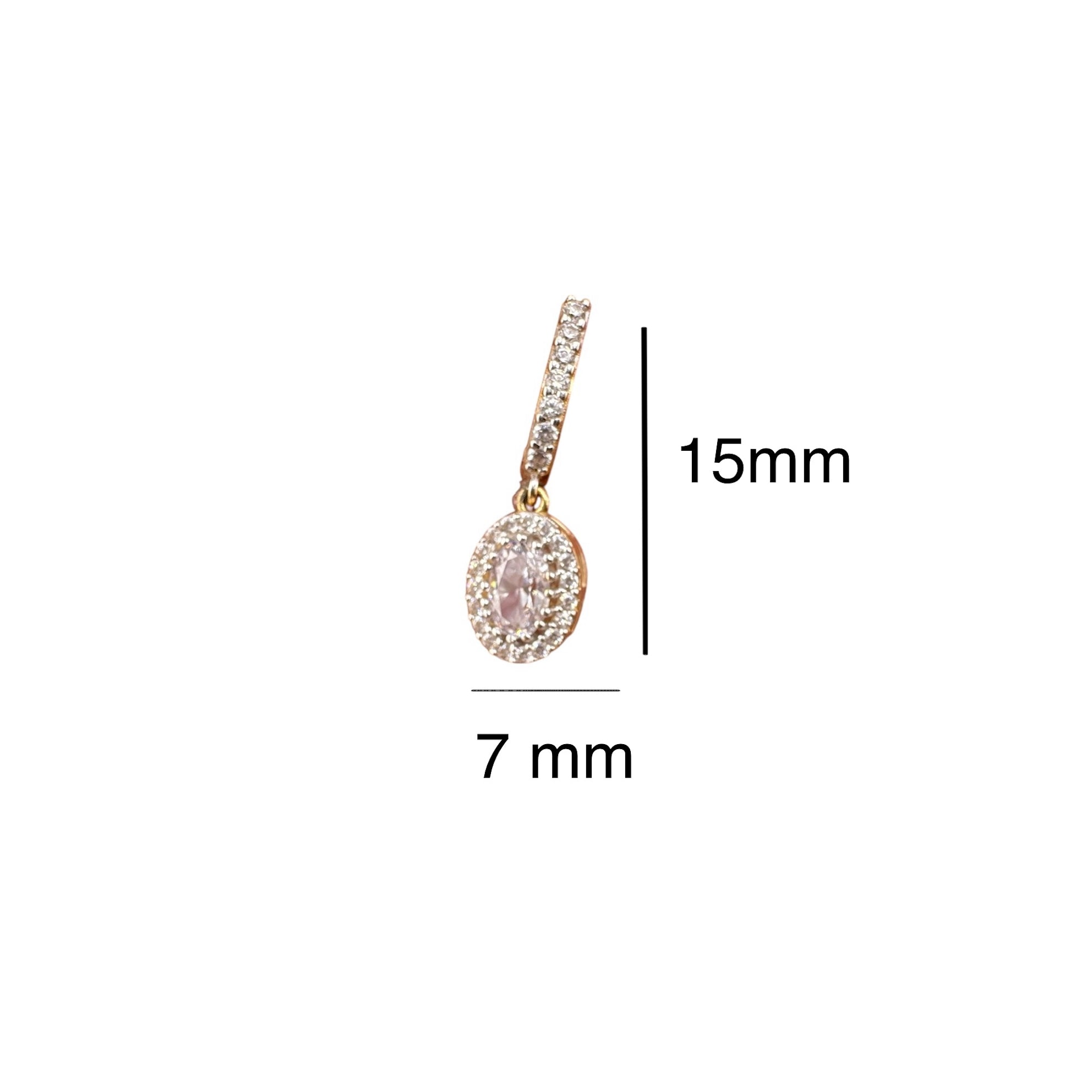 Arete mediano en oro 14K con cierre catalán, diseño con circonia ovalada rodeada de halo brillante, dimensiones de 15 mm de largo por 7 mm de ancho.