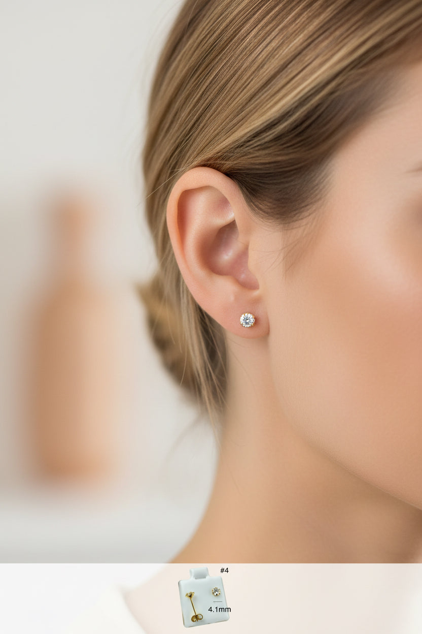 Arete pequeño con cierre mariposa en oro 14K, circonia redonda de 4.1 mm, diseño clásico y elegante para uso diario, TuOro.