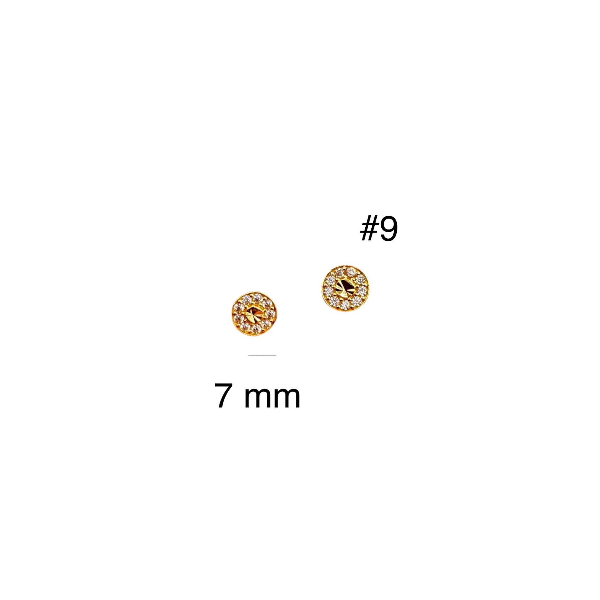 Arete pequeño con cierre mariposa en oro 14K, diseño circular con circonias de 7 mm, ideal para uso diario o como segundo arete.