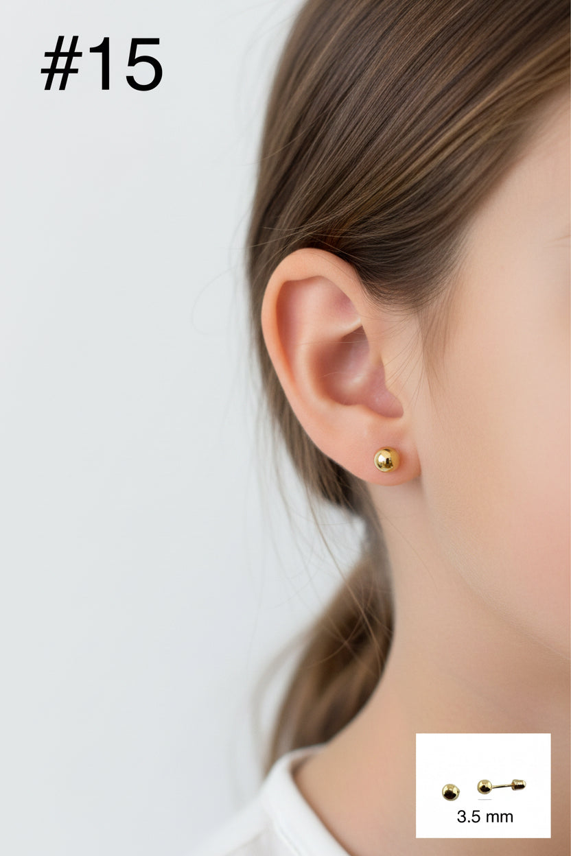 Arete pequeño en oro 14K con cierre de rosca, diseño clásico de bola lisa de 3.5 mm, ideal para uso diario o como primera joya, TuOro.
