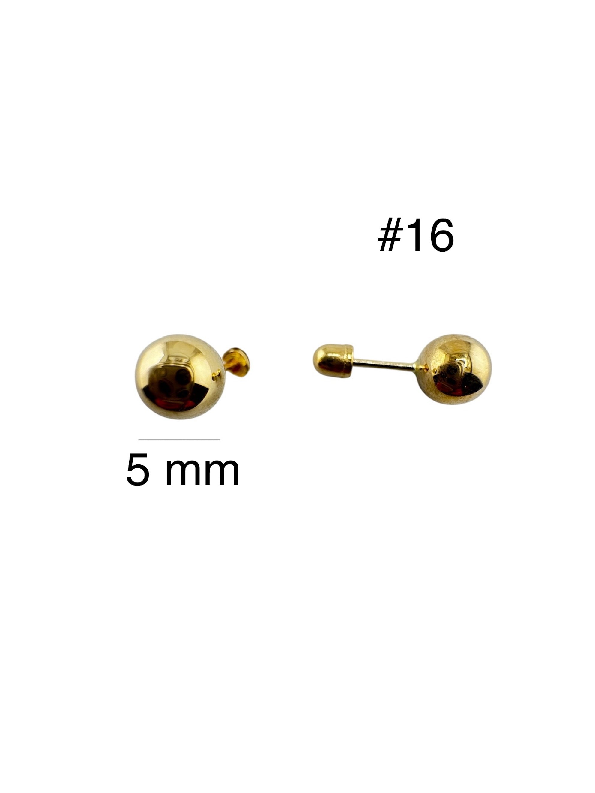 Arete pequeño en oro 14K con cierre de rosca, diseño clásico de bola lisa de 5 mm, elegante y seguro para uso diario.