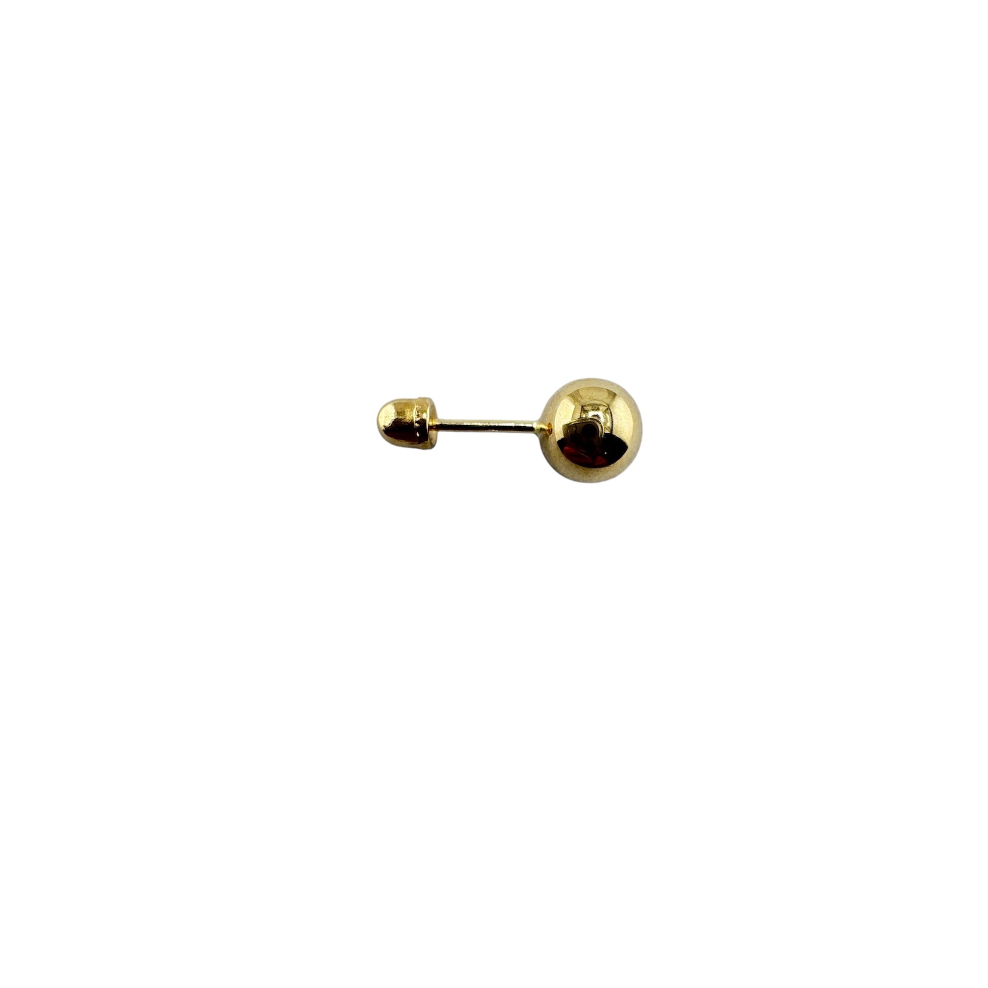 Arete pequeño en oro 14K con cierre de rosca, diseño de bolita lisa clásica para uso diario.
