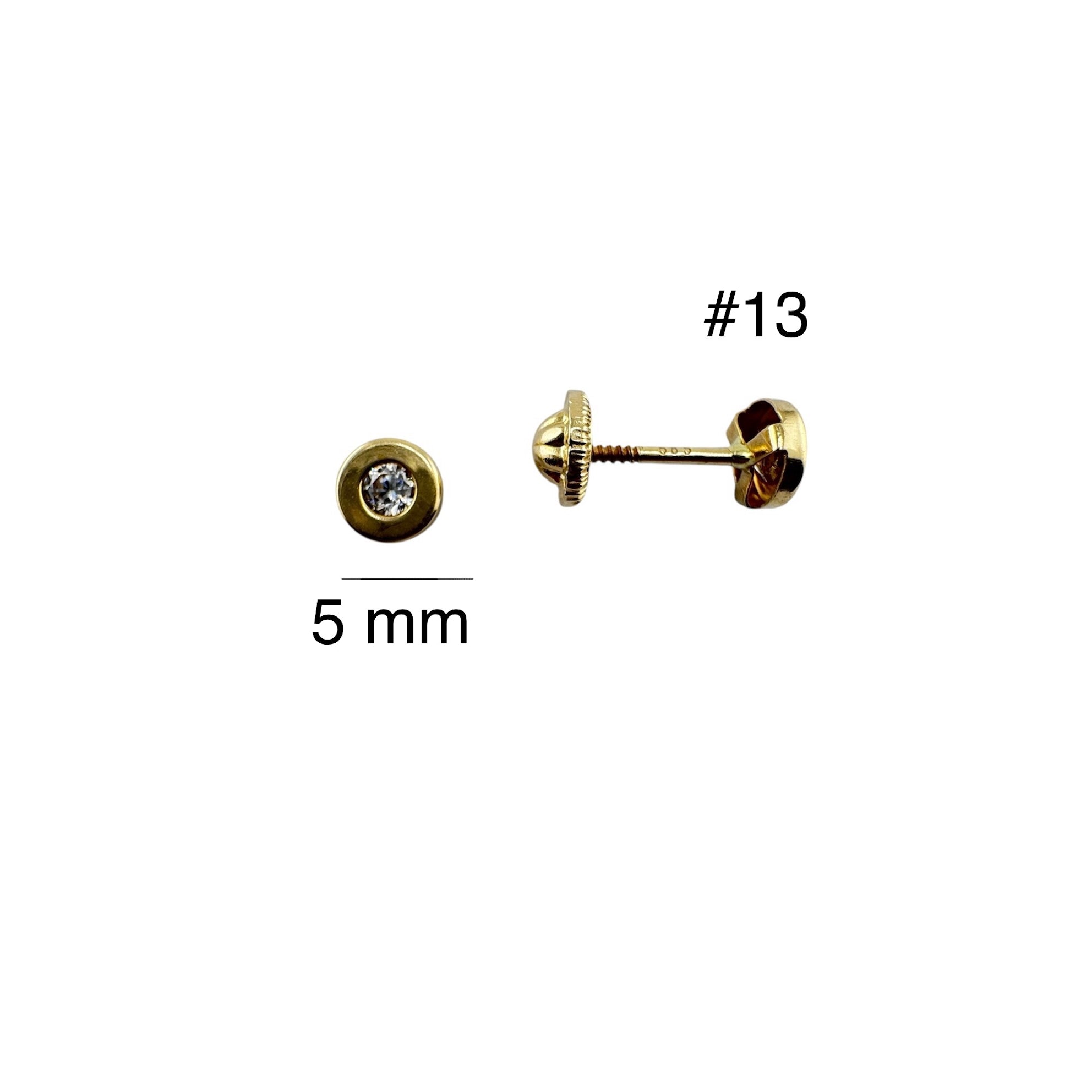 Arete pequeño en oro 14K con cierre de rosca, diseño clásico de circonia redonda engastada en bisel de 5 mm, elegante y seguro.