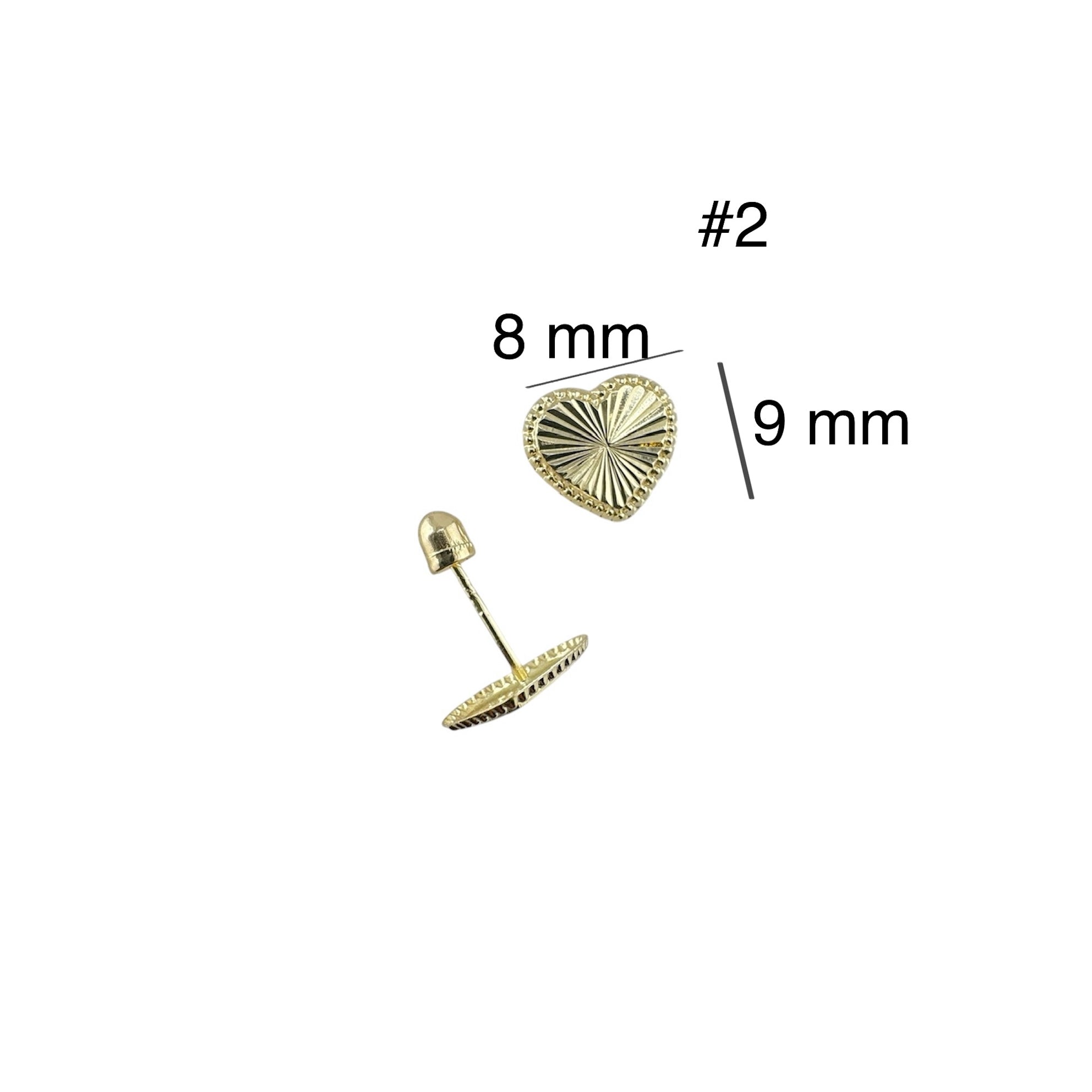 Arete pequeño en oro 14K con cierre de rosca, diseño de corazón en relieve de 8 x 9 mm, elegante y moderno.