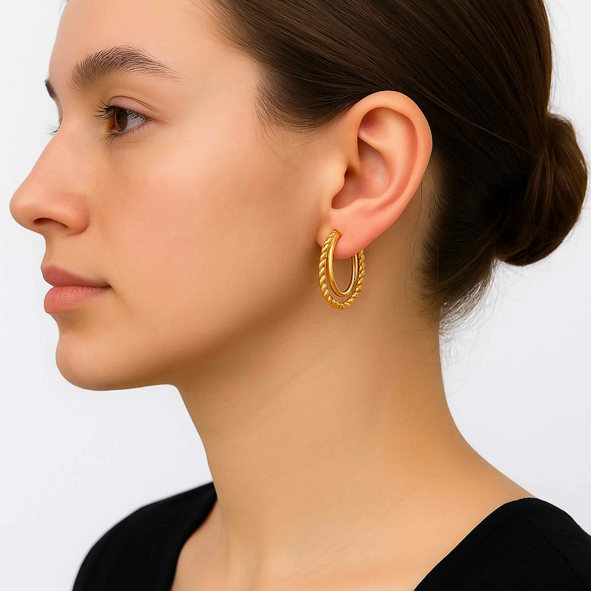 Aretes Argolla Doble Tubo Liso y Torcido en Oro 14K lucidos en oreja para apreciar tamaño y estilo, TuOro