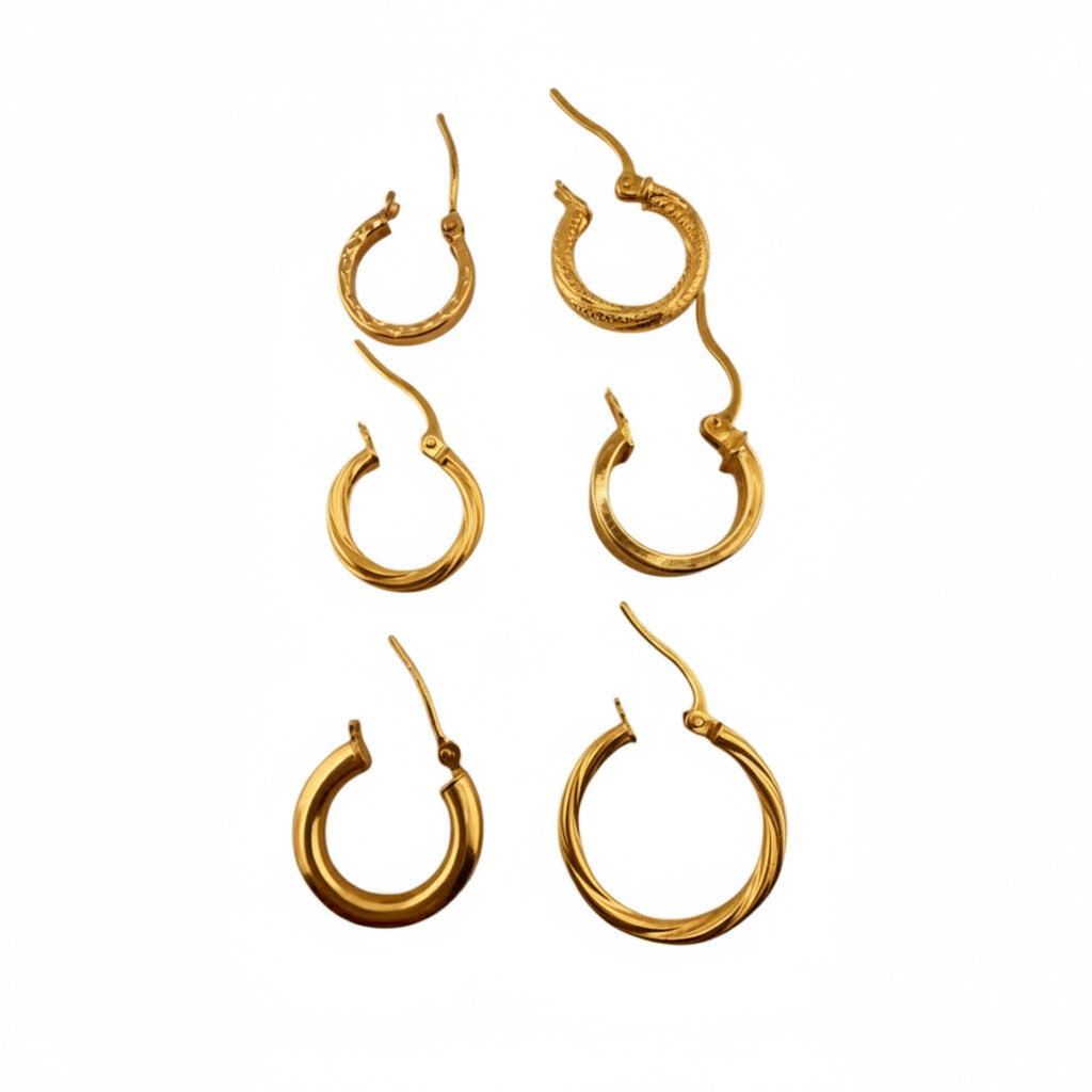Aretes argollitas para niños en oro 14K, pequeños y seguros, en modelos variados: lisos, satinados, torcidos y diamantados. Perfectos para uso diario y ocasiones especiales.