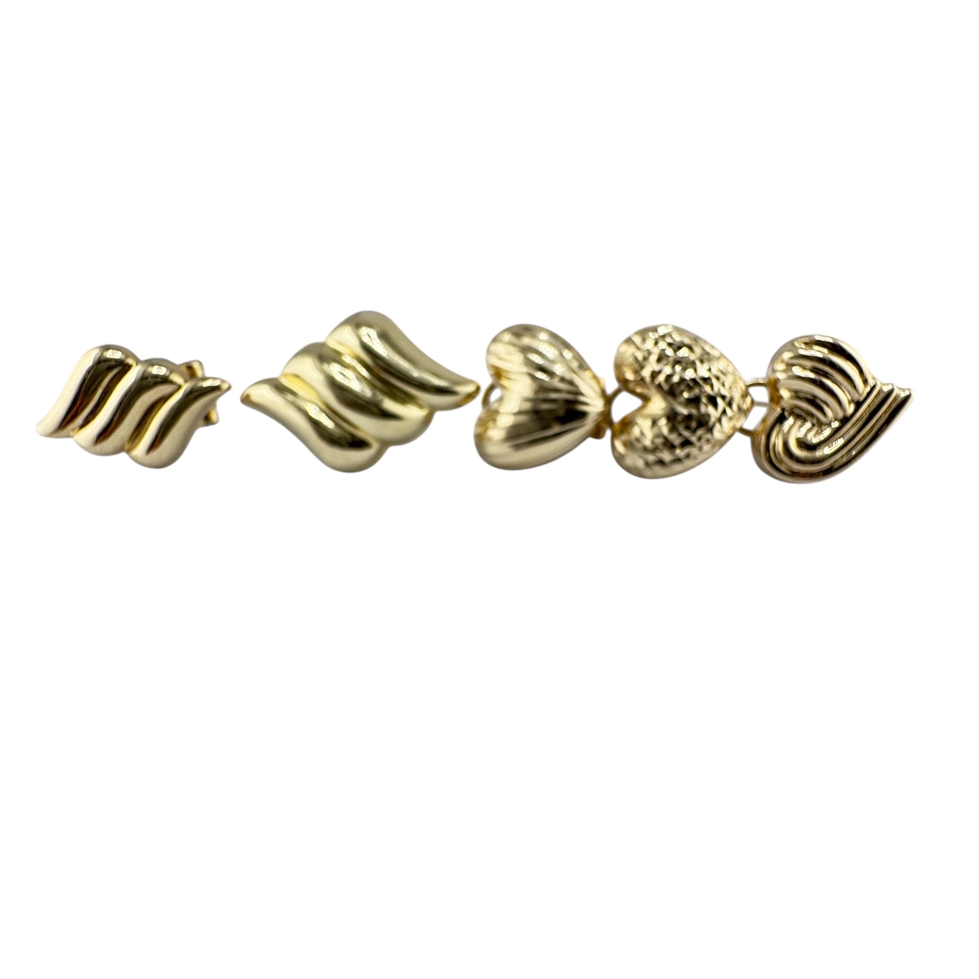 “Aretes de botón en oro 14k con cierre omega, modelos ondulado, corazón texturizado, corazón facetado y corazón entrelazado”
