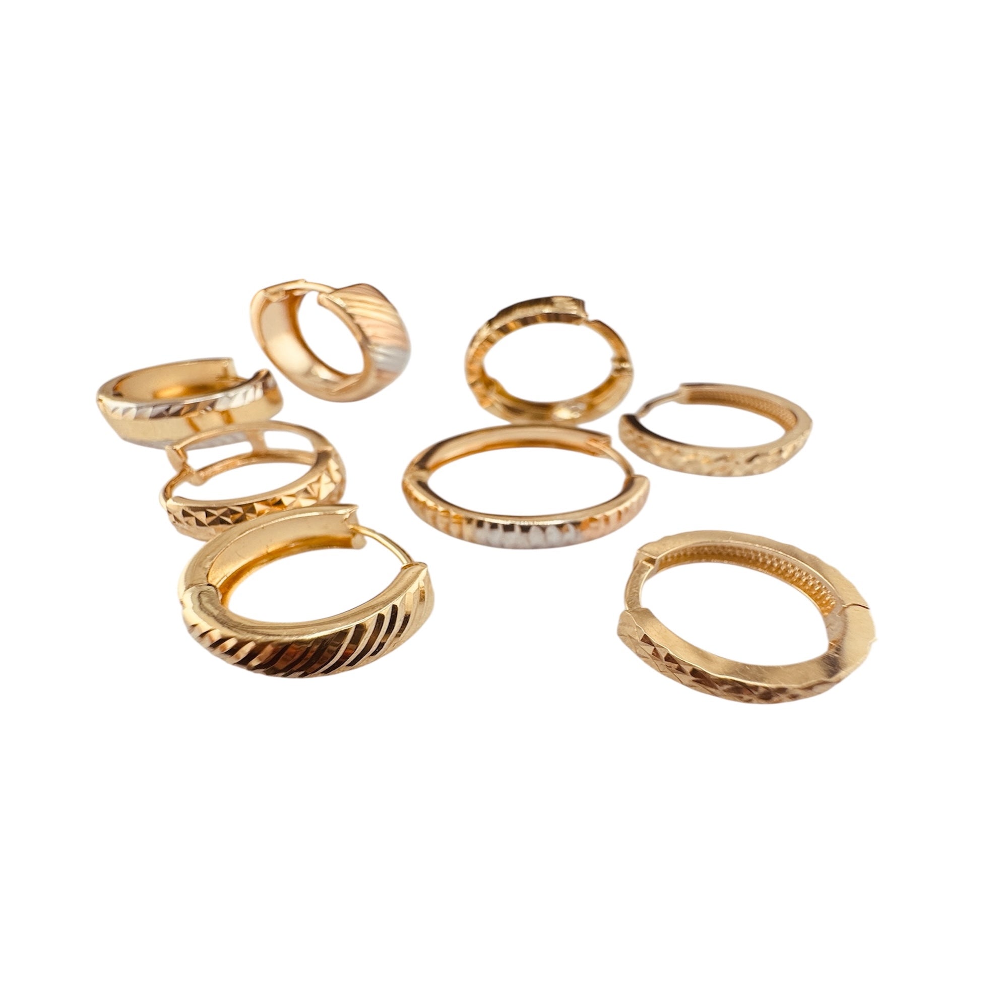 Colección completa de aretes cortos tipo huggie en oro 14K, con diseños diamantados, lisos y bicolor, ideales para uso diario o para regalar
